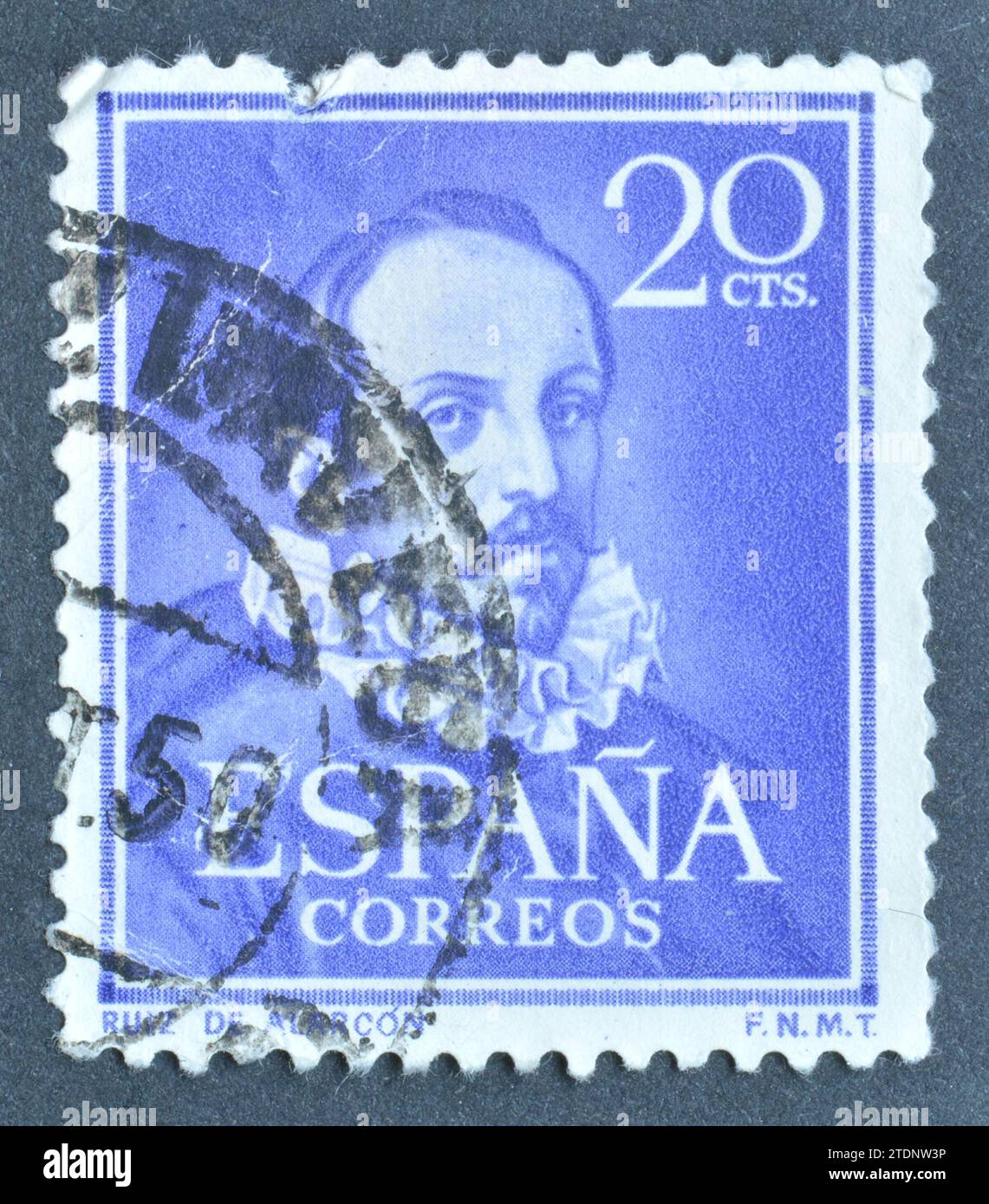 Francobollo annullato stampato dalla Spagna, che mostra il ritratto di Juan Ruiz de Alarcón y Mendoza, circa 1950. Foto Stock