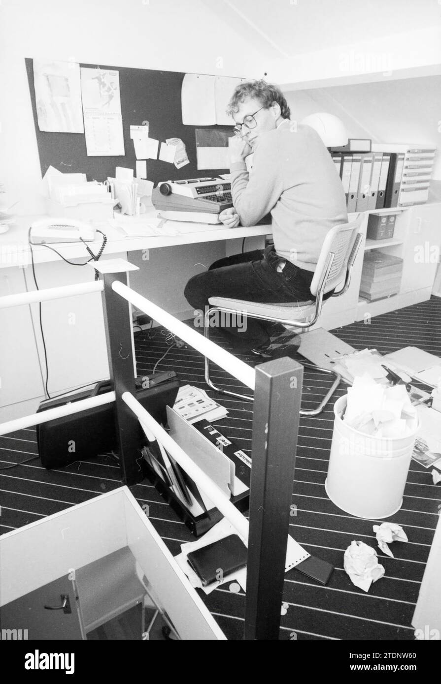 Mr. Sandenburg business space in casa vostra, persone aziende, 07-08-1986, Whizgle News from the Past, su misura per il futuro. Esplora le narrazioni storiche, l'immagine dell'agenzia olandese olandese con una prospettiva moderna, colmando il divario tra gli eventi di ieri e quelli di domani. Un viaggio senza tempo che delinea le storie che plasmano il nostro futuro Foto Stock
