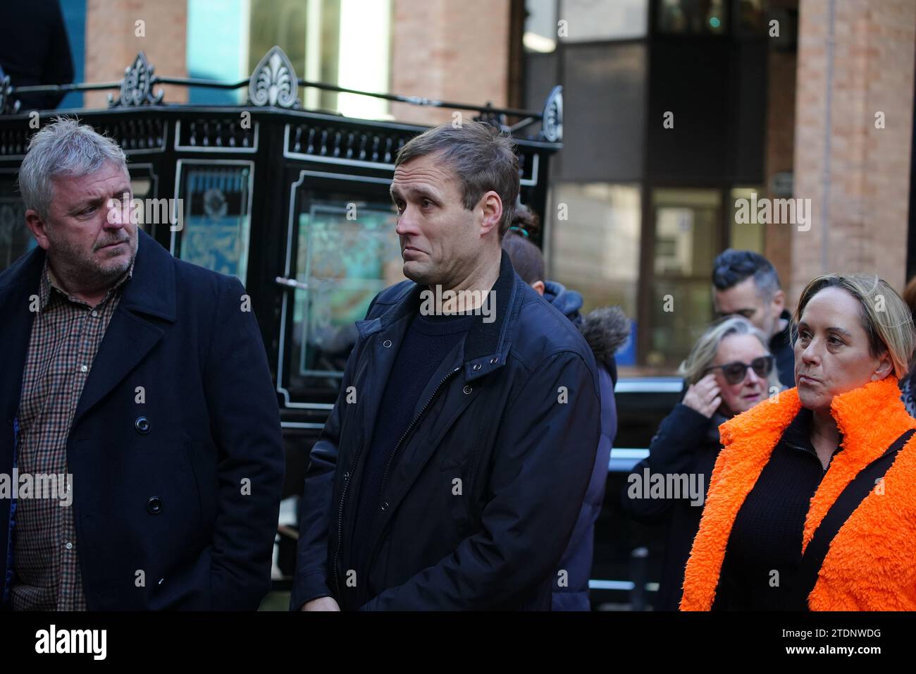 I lamenti arrivano al funerale per l'ex attore Dean Sullivan di Brookside presso la chiesa parrocchiale di Liverpool (nostra Signora e San Nicola). Noto per aver interpretato Jimmy Corkhill nella soap opera di Mersey, l'attore e regista Liverpudlian morì all'età di 68 anni a seguito di una "breve malattia". Data immagine: Martedì 19 dicembre 2023. Foto Stock