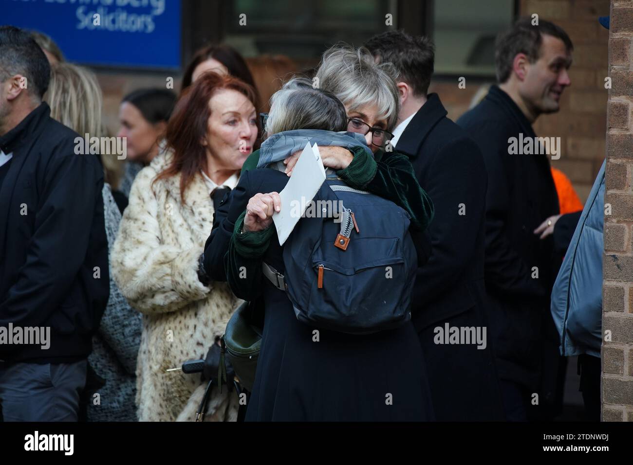 Sue Johnston arriva al funerale per l'ex attore Dean Sullivan alla chiesa parrocchiale di Liverpool (nostra Signora e San Nicola). Noto per aver interpretato Jimmy Corkhill nella soap opera di Mersey, l'attore e regista Liverpudlian morì all'età di 68 anni a seguito di una "breve malattia". Data immagine: Martedì 19 dicembre 2023. Foto Stock