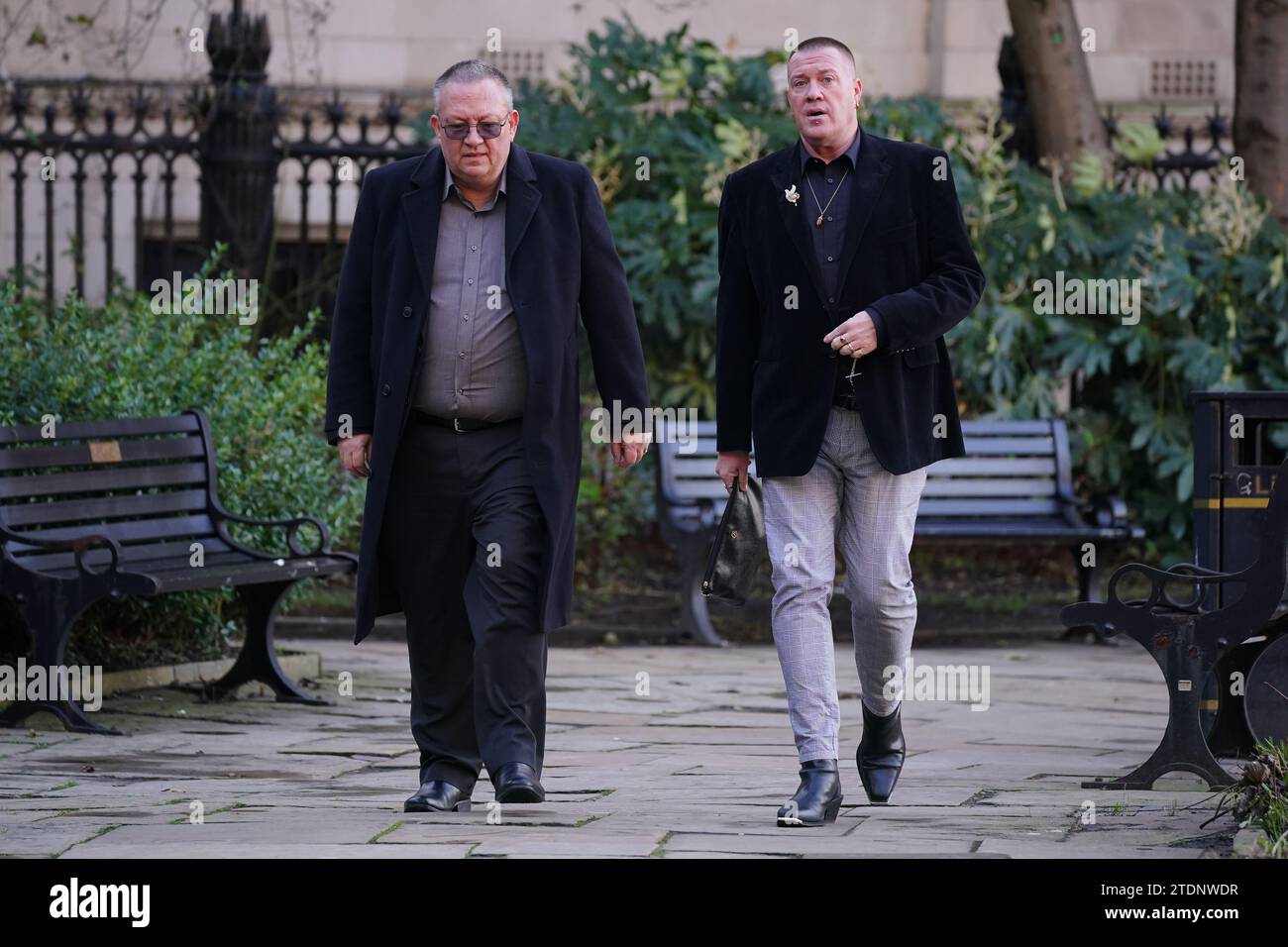 I lamenti arrivano al funerale per l'ex attore Dean Sullivan di Brookside presso la chiesa parrocchiale di Liverpool (nostra Signora e San Nicola). Noto per aver interpretato Jimmy Corkhill nella soap opera di Mersey, l'attore e regista Liverpudlian morì all'età di 68 anni a seguito di una "breve malattia". Data immagine: Martedì 19 dicembre 2023. Foto Stock