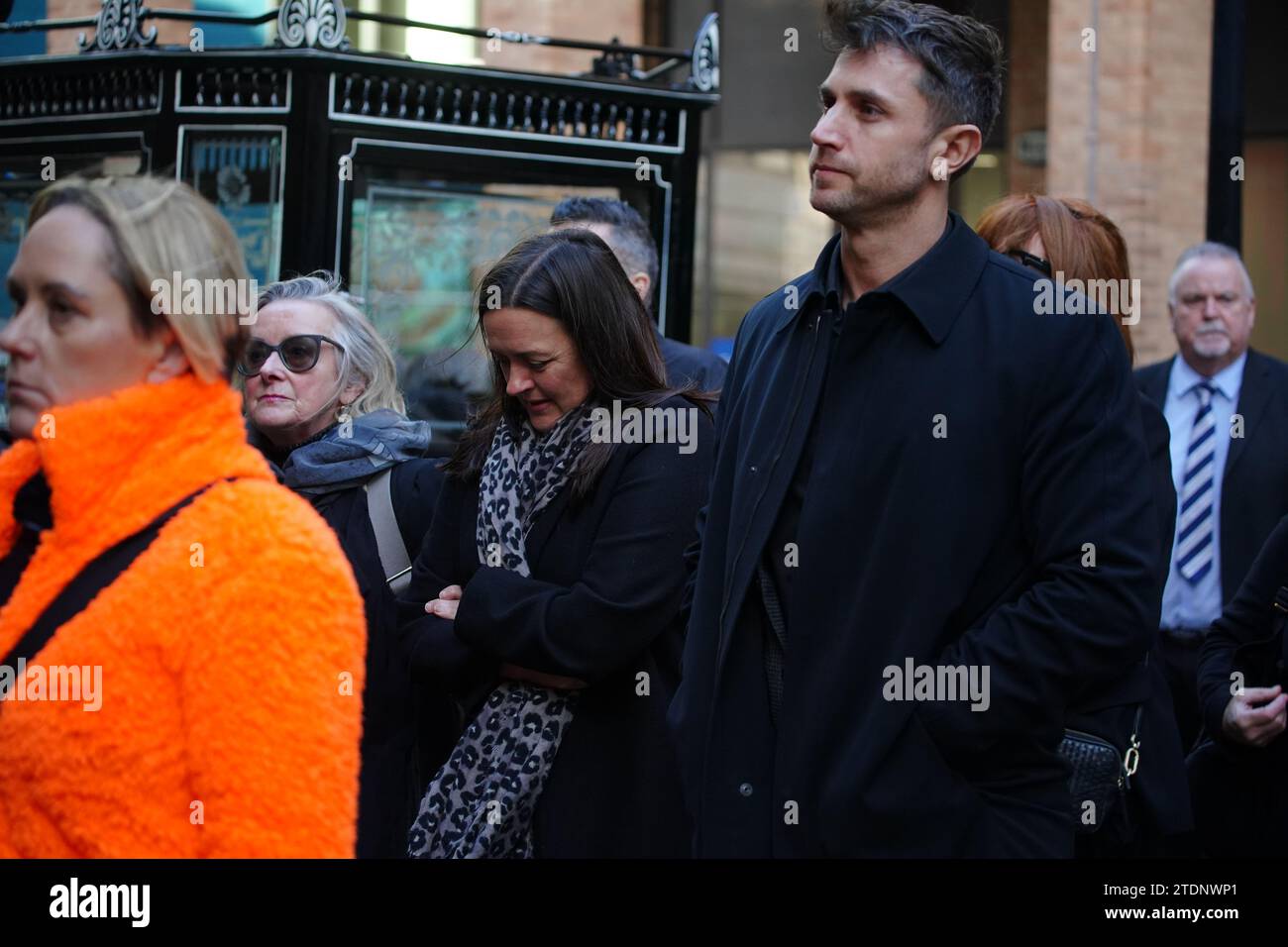 L'attrice Diane Burke (al centro) arriva per il funerale dell'ex attore Dean Sullivan a Liverpool Parish Church (nostra Signora e San Nicola). Noto per aver interpretato Jimmy Corkhill nella soap opera di Mersey, l'attore e regista Liverpudlian morì all'età di 68 anni a seguito di una "breve malattia". Data immagine: Martedì 19 dicembre 2023. Foto Stock