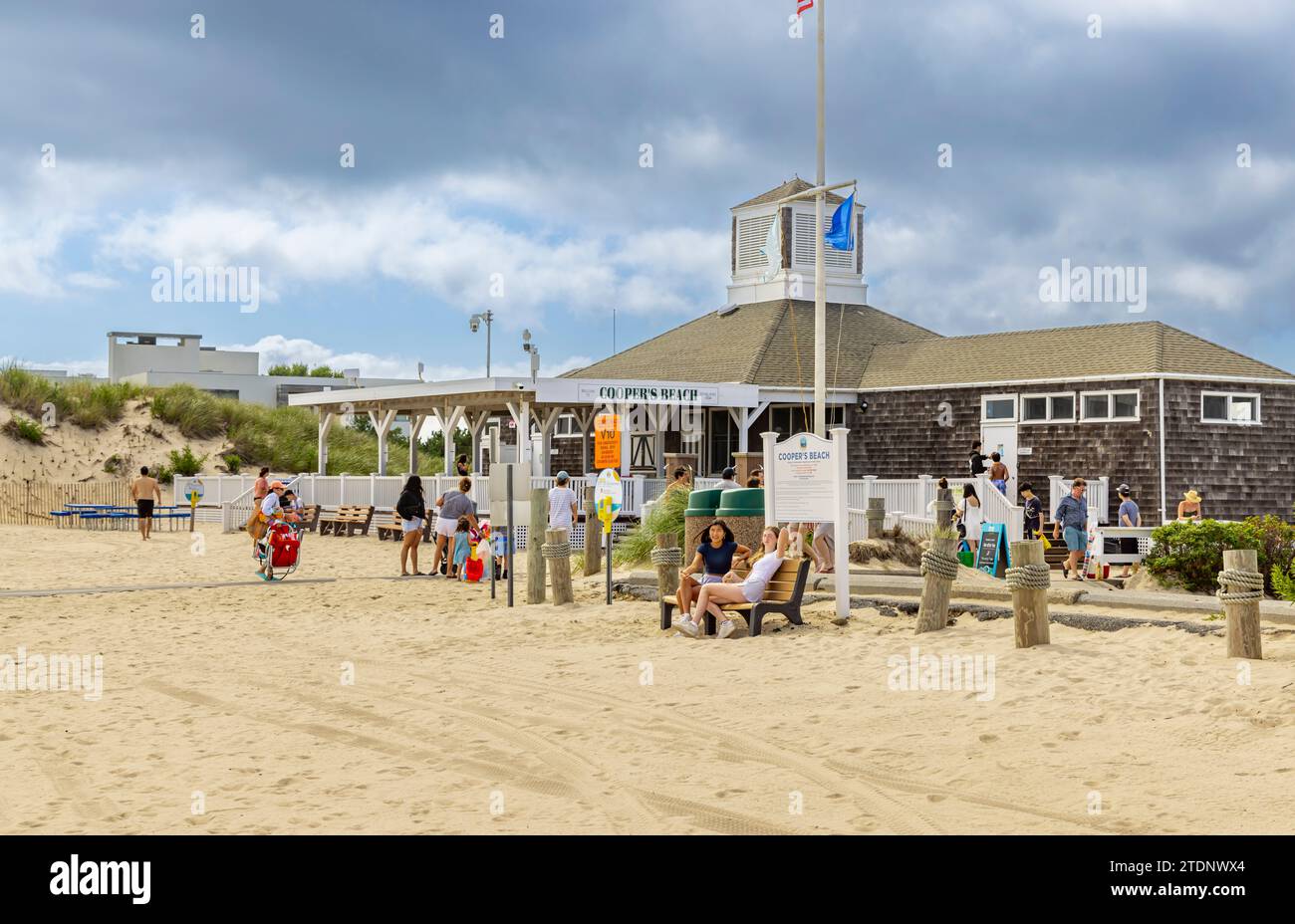 gente in un giorno d'estate alla spiaggia di coopers Foto Stock