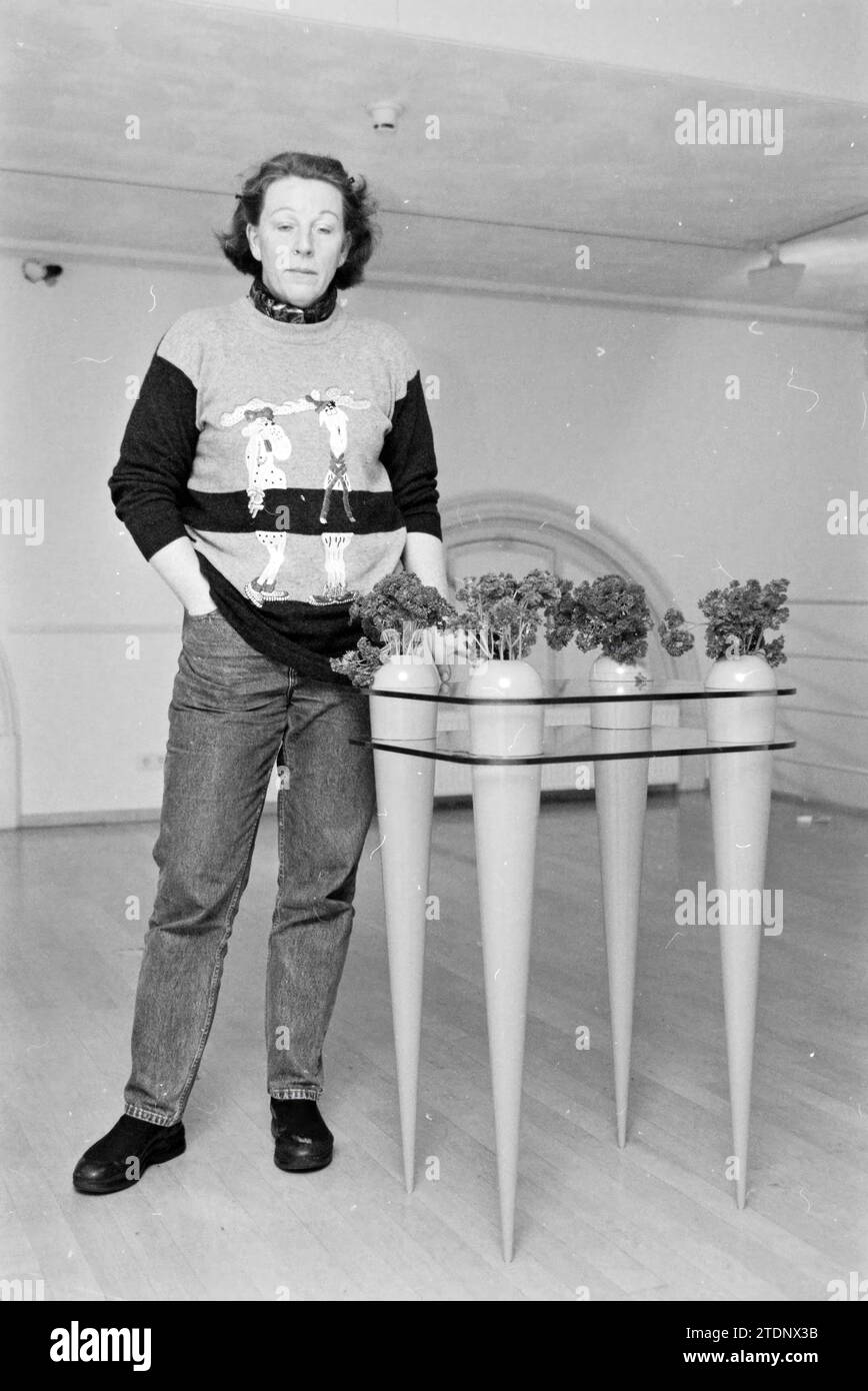 Tre dipendenti del Frans Hals Museum e Verweyhal, Haarlem, Grote Markt, Paesi Bassi, 05-12-1999, Whizgle News dal passato, su misura per il futuro. Esplora le narrazioni storiche, l'immagine dell'agenzia olandese olandese con una prospettiva moderna, colmando il divario tra gli eventi di ieri e quelli di domani. Un viaggio senza tempo che delinea le storie che plasmano il nostro futuro Foto Stock