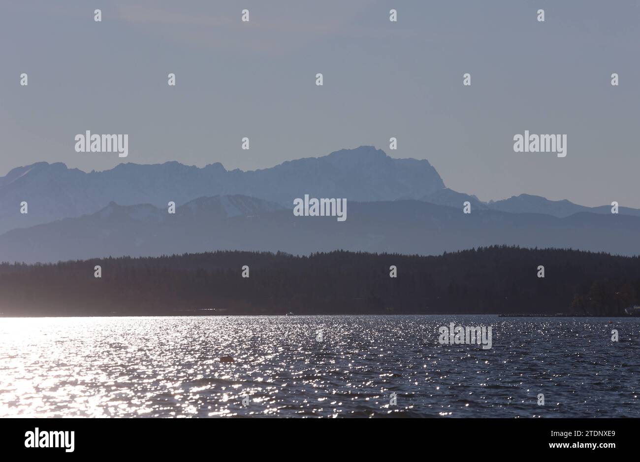 Tutzing, Bayern, Deutschland 19. Dicembre 2023: Ein Wintertag in Tutzing Landkreis Starnberg. Hier der Blick von der Brahmspromenade auf den Starnberger SEE und der Zugspitze im Hintergrund *** Tutzing, Baviera, Germania 19 dicembre 2023 Una giornata invernale a Tutzing, nel quartiere di Starnberg qui la vista dal Brahmspromenade al lago di Starnberg e lo Zugspitze sullo sfondo Foto Stock