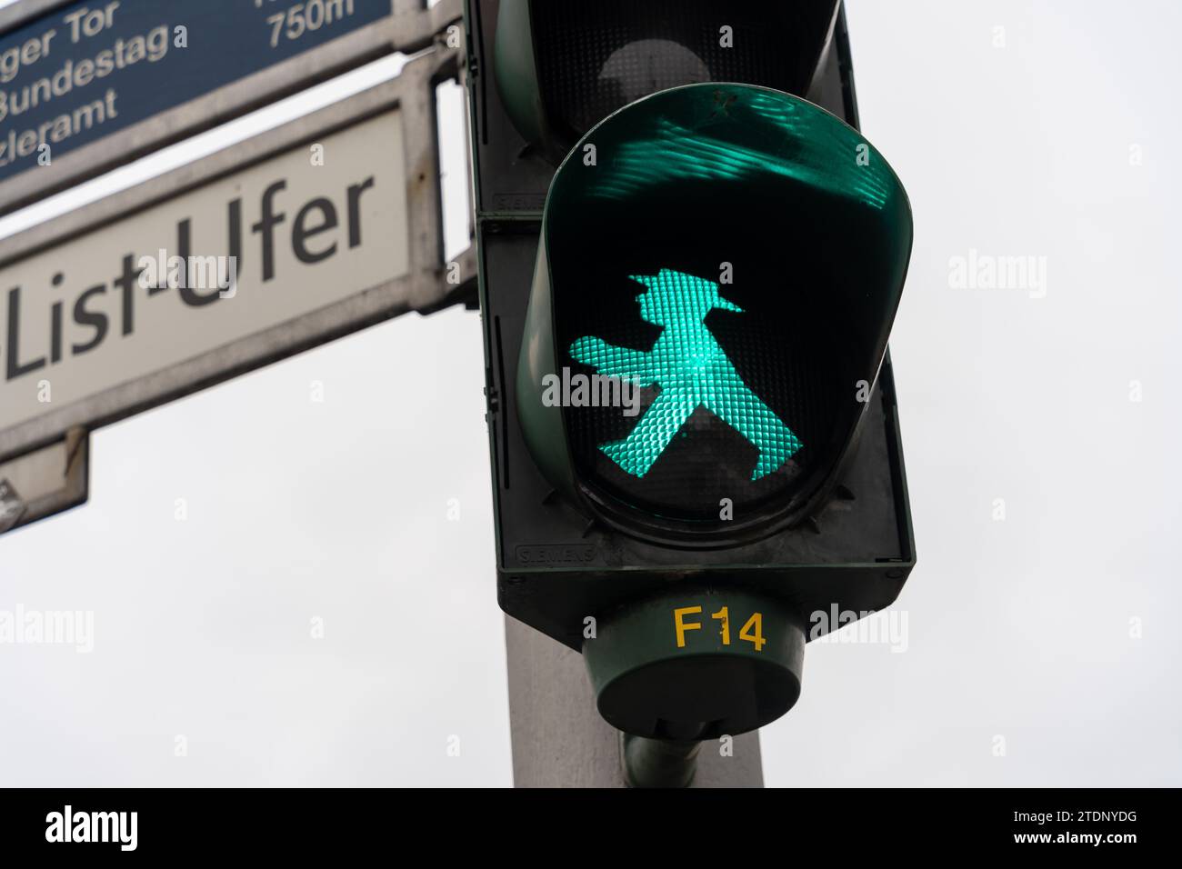 Ampelmann semaforo verde di passaggio pedonale a Berlino, in Germania - un simbolo della città con origini nella RDT della Germania Est. Foto Stock