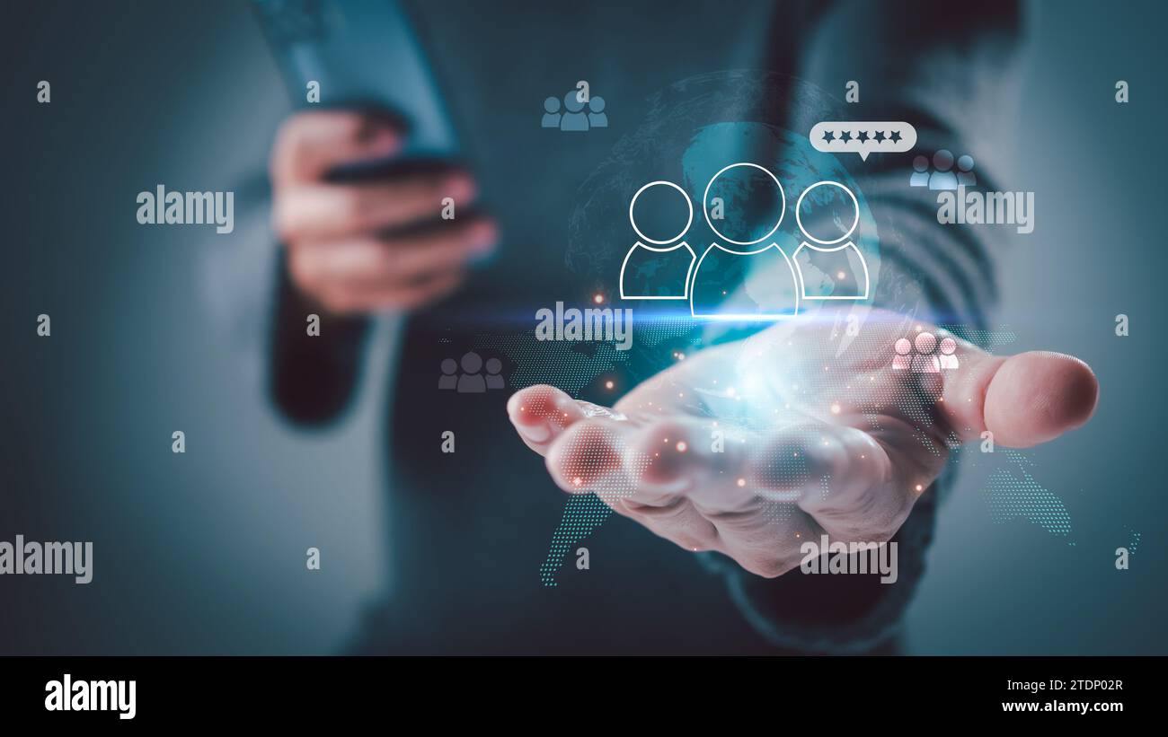 Hand Man Hold struttura globale tecnologia di rete per i clienti, Customer Relationship Management, servizio clienti, social media. marketing digitale online Foto Stock