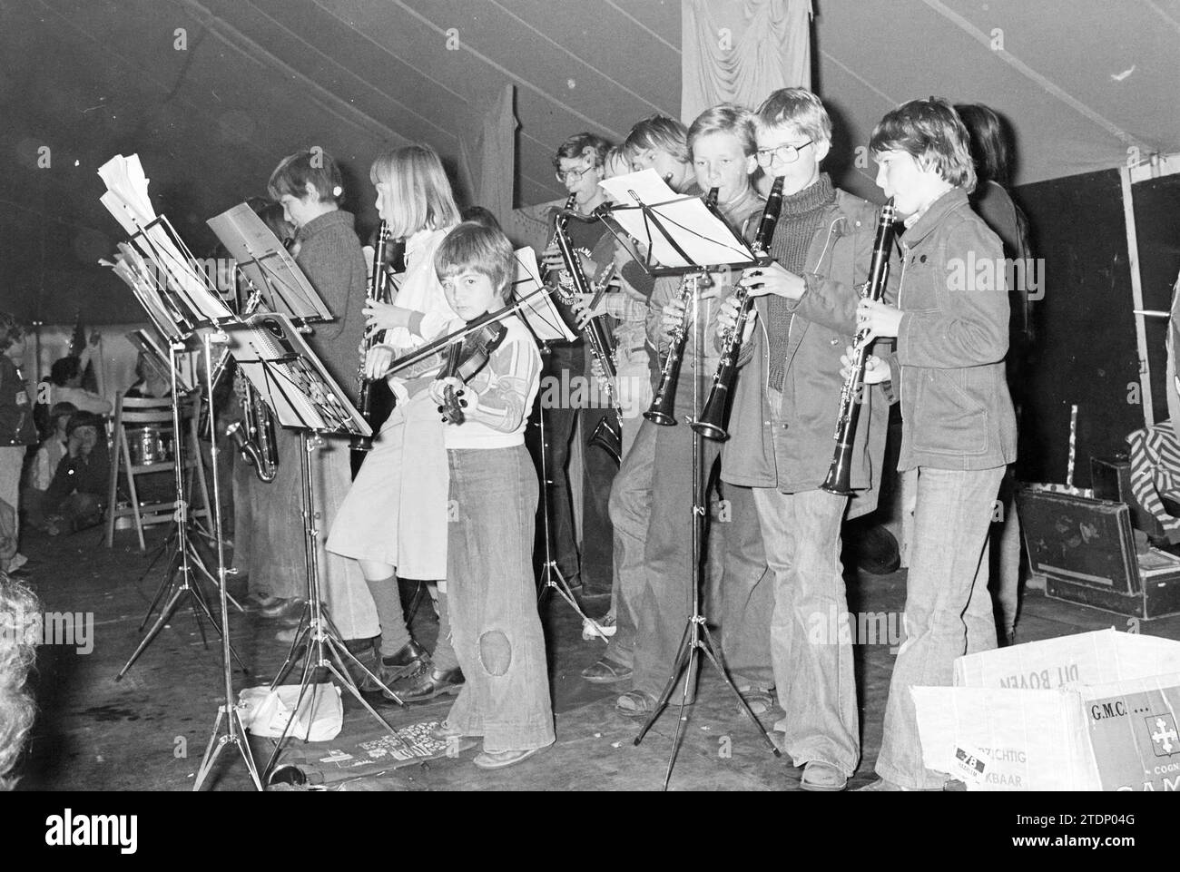 Gruppo musicale giovanile, Music, 04-06-1977, Whizgle News from the Past, su misura per il futuro. Esplora le narrazioni storiche, l'immagine dell'agenzia olandese olandese con una prospettiva moderna, colmando il divario tra gli eventi di ieri e quelli di domani. Un viaggio senza tempo che delinea le storie che plasmano il nostro futuro Foto Stock Gruppo musicale giovanile, Music, 04-06-1977, Whizgle News from the Past, su misura per il futuro. Esplora le narrazioni storiche, l'immagine dell'agenzia olandese olandese con una prospettiva moderna, colmando il divario tra gli eventi di ieri e quelli di domani. Un viaggio senza tempo che delinea le storie che plasmano il nostro futuro Foto Stock