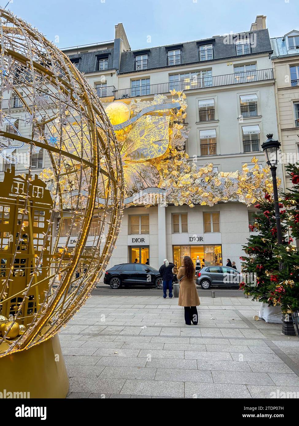 Parigi, Francia, decorazioni natalizie sulla facciata Dior Store, LVMH Luxury Store in Rue Saint Honoré e Rue Cambon, Street Scene Foto Stock