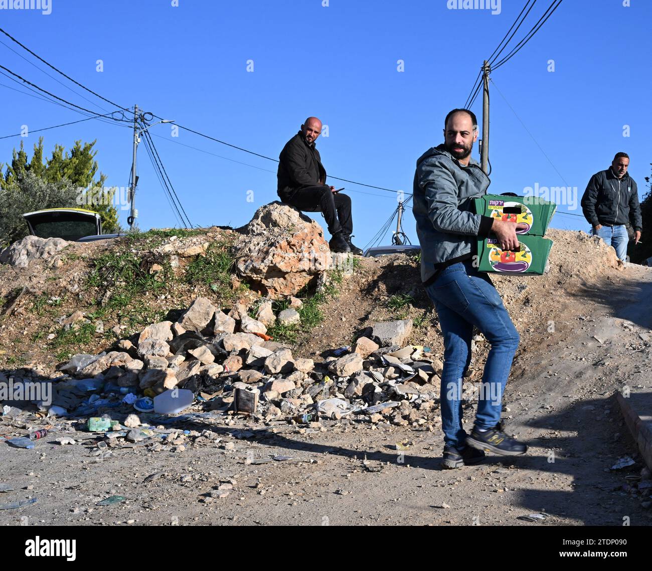 Biblica Città Dalle Fragili Mura I palestinesi camminano intorno a un tumulo di terra sterrata posto