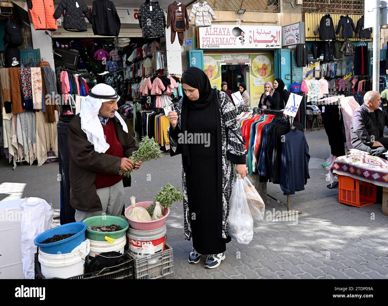 Bethlehem, Cisgiordania. 18 dicembre 2023. Un palestinese vende erbe fresche nella città biblica di Betlemme, Cisgiordania, lunedì 18 dicembre 2023. Betlemme è normalmente piena di turisti, ma è vuota dall'8 ottobre, il giorno dopo che Hamas ha attaccato Israele e la guerra è iniziata nella Striscia di Gaza. I leader cristiani hanno annullato l'erigere l'albero di Natale in Piazza Manager, le gioiose decorazioni di strada e le celebrazioni in solidarietà con i palestinesi a Gaza. Foto di Debbie Hill/ Credit: UPI/Alamy Live News Foto Stock