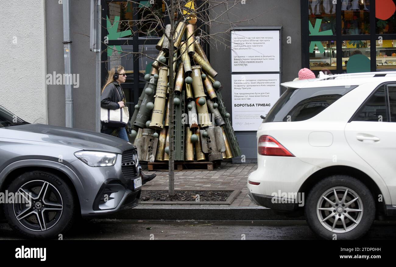 Non esclusiva: KIEV, UCRAINA - 19 DICEMBRE 2023 - Un albero di Natale collocato all'esterno di una caffetteria in via Yaroslaviv Val è fatto di valigie usate Foto Stock