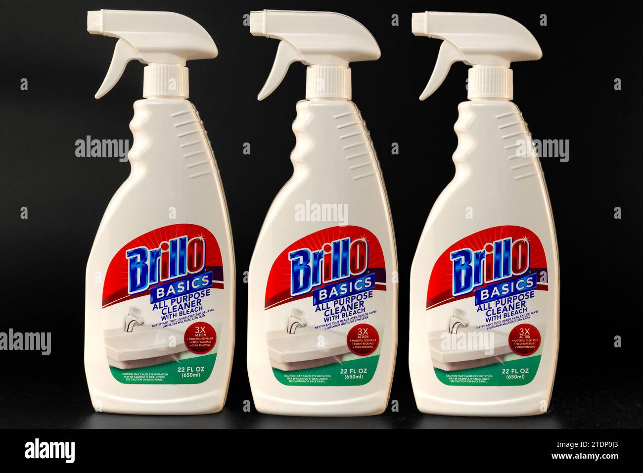 MINNEAPOLIS, MN, USA - 17 DICEMBRE 2023: Brillo Basics All Purpose Cleaner detergente domestico in gruppo di tre. Foto Stock