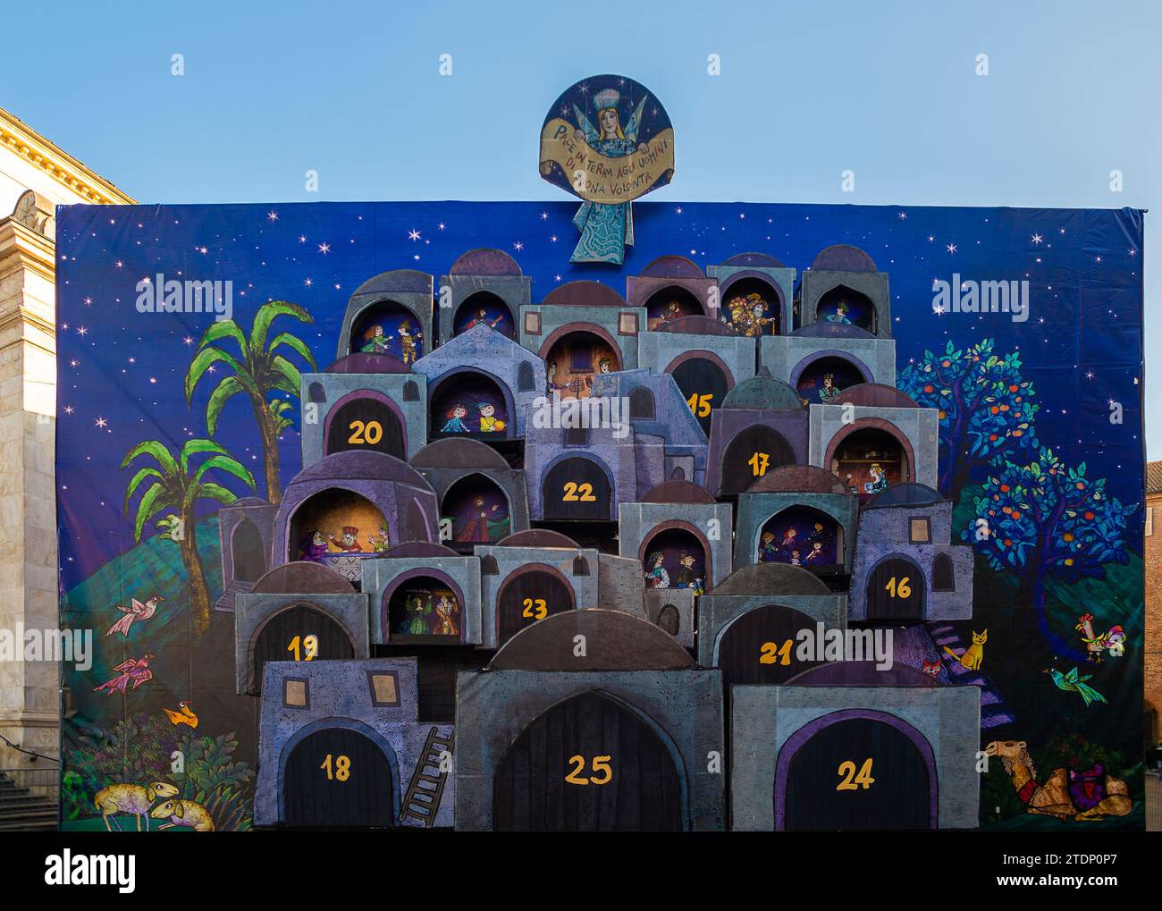 Italia Piemonte Torino Piazza San Giovanni - Calendario dell'Avvento - Grazie ai disegni e al progetto artistico di Lastrego&testa, gli schizzi di Emanuele Luzzati danno vita ad un castello fiabesco che segna il conto alla rovescia fino al Natale 2023 Foto Stock