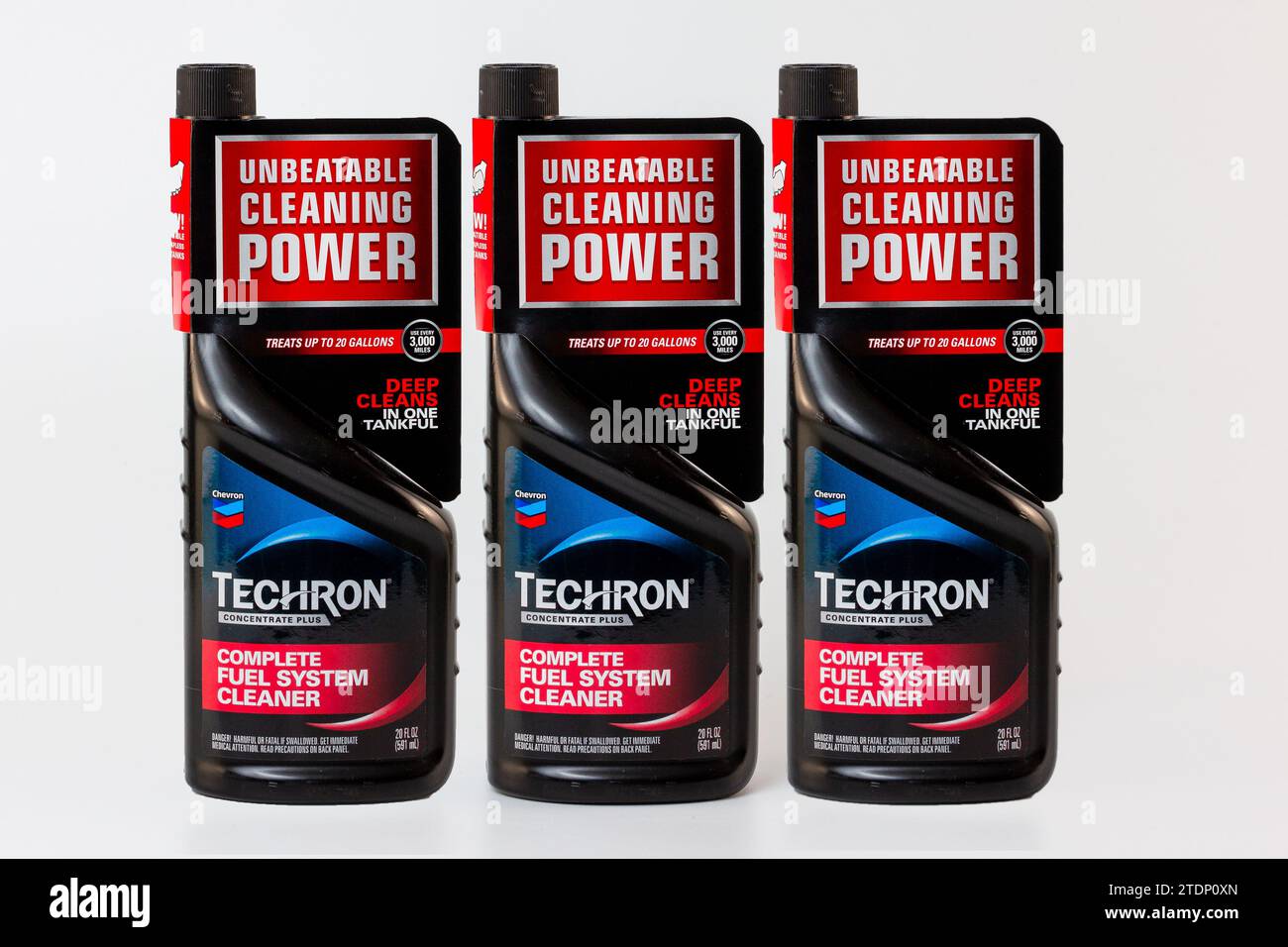 MINNEAPOLIS, Minnesota, USA - 25 NOVEMBRE 2023: Techron complete Fuel System Cleaner in raggruppamento di tre e logo del marchio. Foto Stock