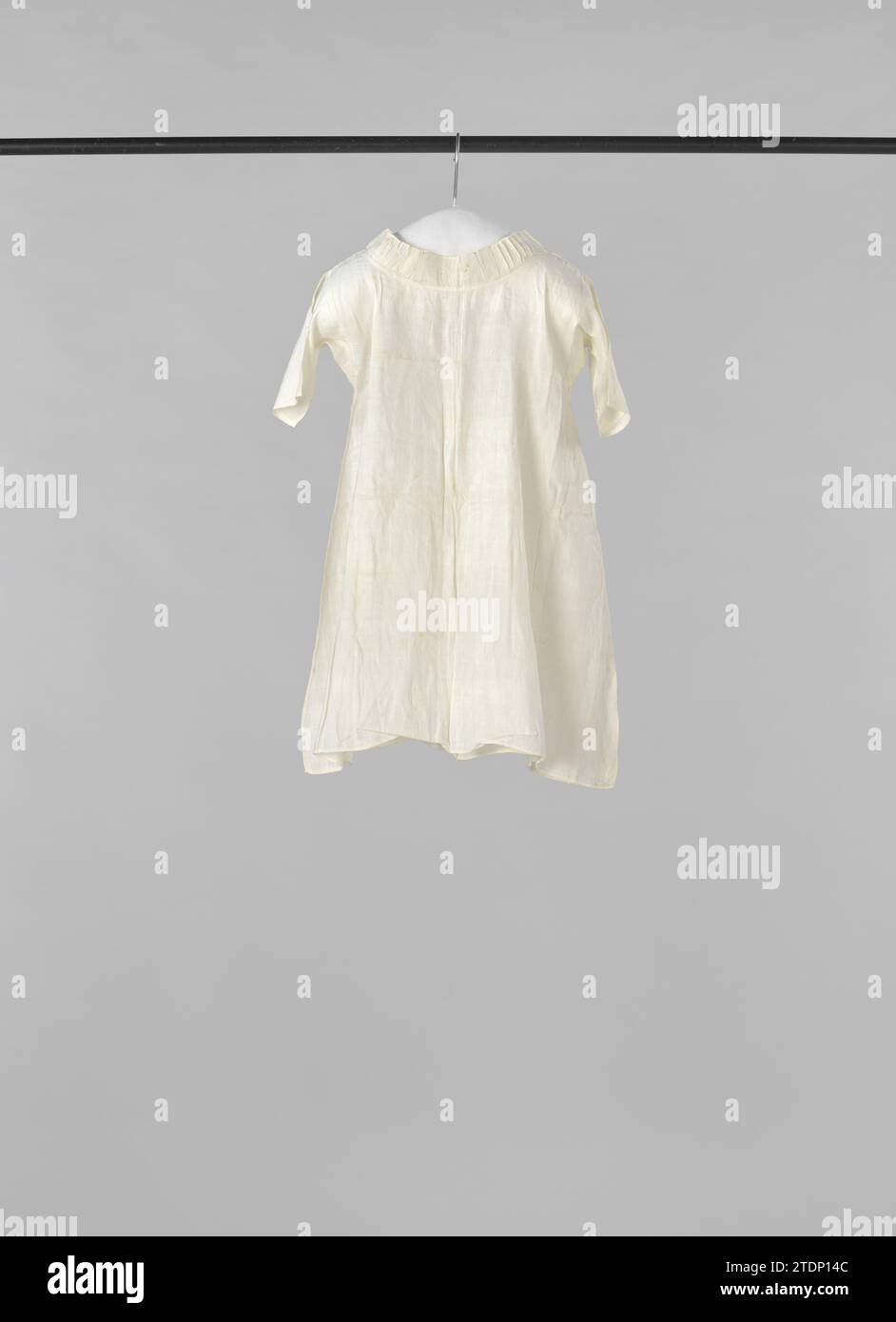 Camicia per bambini di fine Linen Batist con collo a pieghe, maniche a maniche e spiedini, anonimo, c. 1801 - c. 1802 camicia per bambini batista di fine lino con collo a pieghe, maniche e pezzi per il cibo. Sul dorso del seno decorano i lati di un ago e al di sotto di quello contrassegnato con W12 in punto croce rossa. Paesi Bassi batiste. Camicia per bambini in lino (materiale) batista di lino fine con collo, maniche e pezzi di cibo pieghettati. Sul dorso del seno decorano i lati di un ago e al di sotto di quello contrassegnato con W12 in punto croce rossa. Paesi Bassi batiste. lino (materiale) Foto Stock