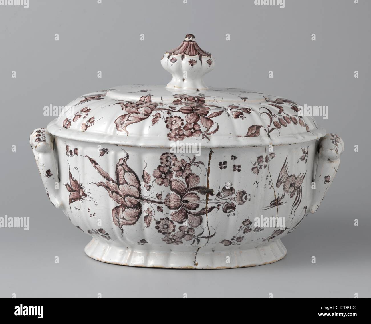 Terrina, c. 1750 - c. 1780 ciotola ovale di manganese dipinto di faence. Con coperchio in dotazione (BK-15134-2). Arnhem Earthenware. glassa di stagno. Ciotola ovale di manganese dipinta di faence. Con coperchio in dotazione (BK-15134-2). Arnhem Earthenware. glassa di stagno. Foto Stock