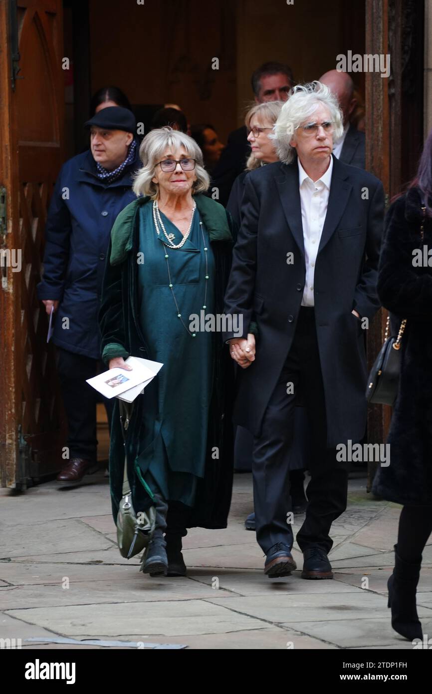 L'attrice sue Johnston e il creatore di Brookside Phil Redmond il funerale dell'ex attore Dean Sullivan alla Liverpool Parish Church (Our Lady and St Nicholas). Noto per aver interpretato Jimmy Corkhill nella soap opera di Mersey, l'attore e regista Liverpudlian morì all'età di 68 anni a seguito di una "breve malattia". Data immagine: Martedì 19 dicembre 2023. Foto Stock