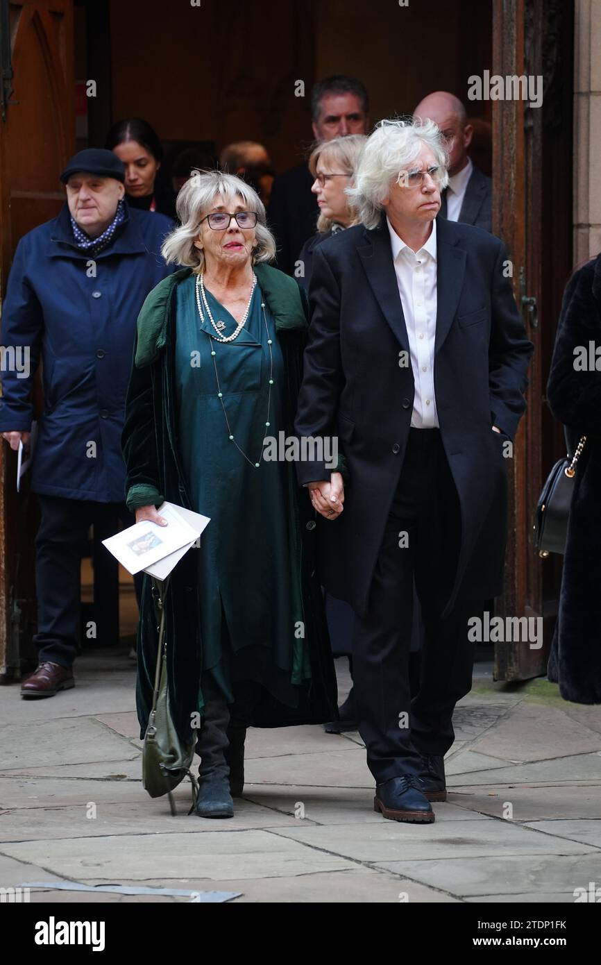 L'attrice sue Johnston e il creatore di Brookside Phil Redmond il funerale dell'ex attore Dean Sullivan alla Liverpool Parish Church (Our Lady and St Nicholas). Noto per aver interpretato Jimmy Corkhill nella soap opera di Mersey, l'attore e regista Liverpudlian morì all'età di 68 anni a seguito di una "breve malattia". Data immagine: Martedì 19 dicembre 2023. Foto Stock