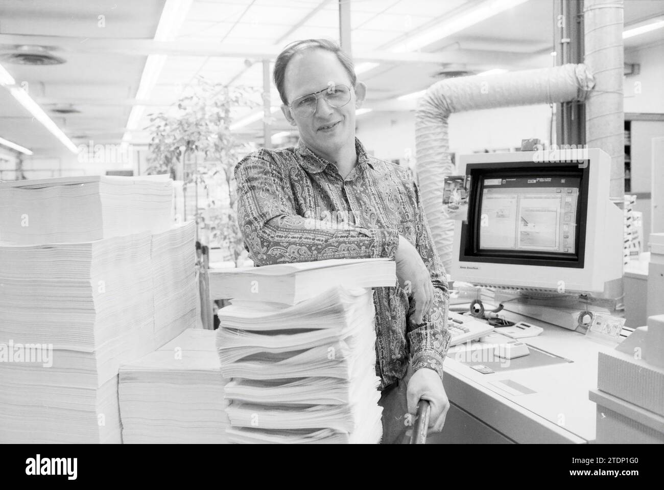 Schiphol Work, Copier Art, Schiphol, 30-03-1992, Whizgle News from the Past, Tailored for the Future. Esplora le narrazioni storiche, l'immagine dell'agenzia olandese olandese con una prospettiva moderna, colmando il divario tra gli eventi di ieri e quelli di domani. Un viaggio senza tempo che delinea le storie che plasmano il nostro futuro Foto Stock