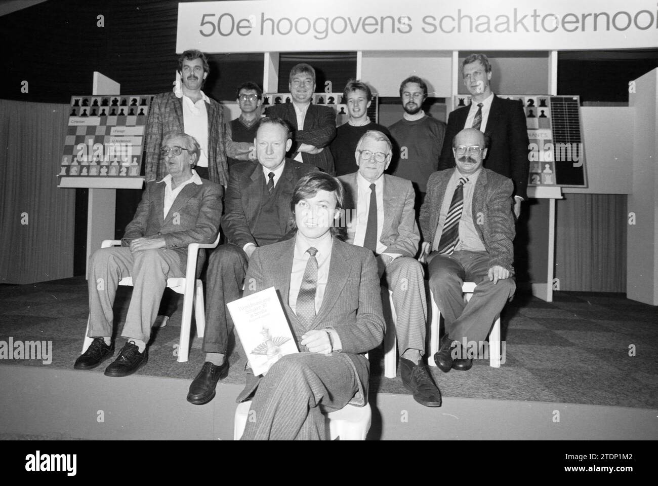 Presentazione del libro 2 Camps a Karpov da parte di Kasparov, Torneo degli scacchi della fornace di scoppio, Wijk aan Zee, 22-01-1988, Whizgle News from the Past, su misura per il futuro. Esplora le narrazioni storiche, l'immagine dell'agenzia olandese olandese con una prospettiva moderna, colmando il divario tra gli eventi di ieri e quelli di domani. Un viaggio senza tempo che delinea le storie che plasmano il nostro futuro Foto Stock