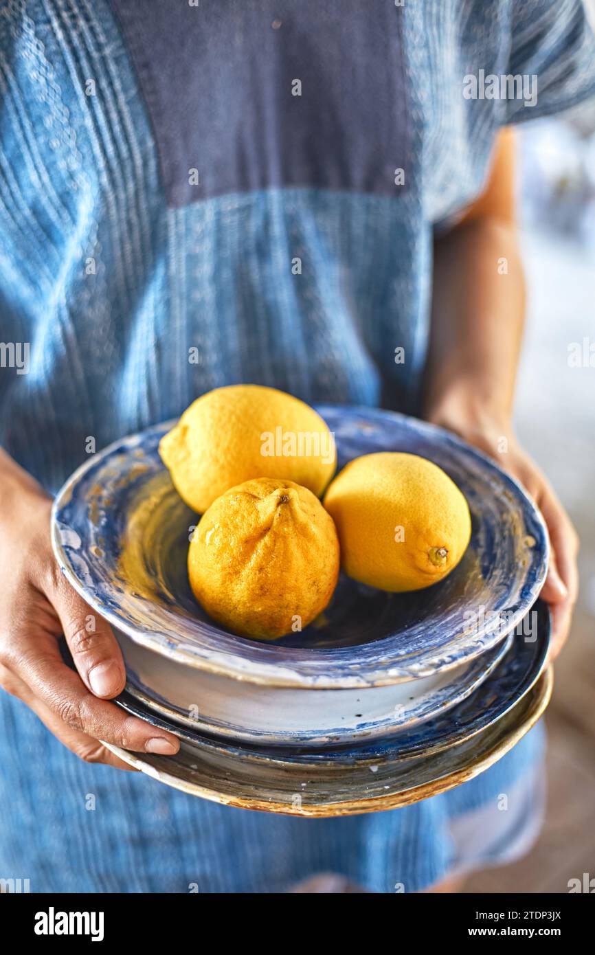 Mani di artigiani che tengono in ceramica, messa a fuoco selettiva Foto Stock