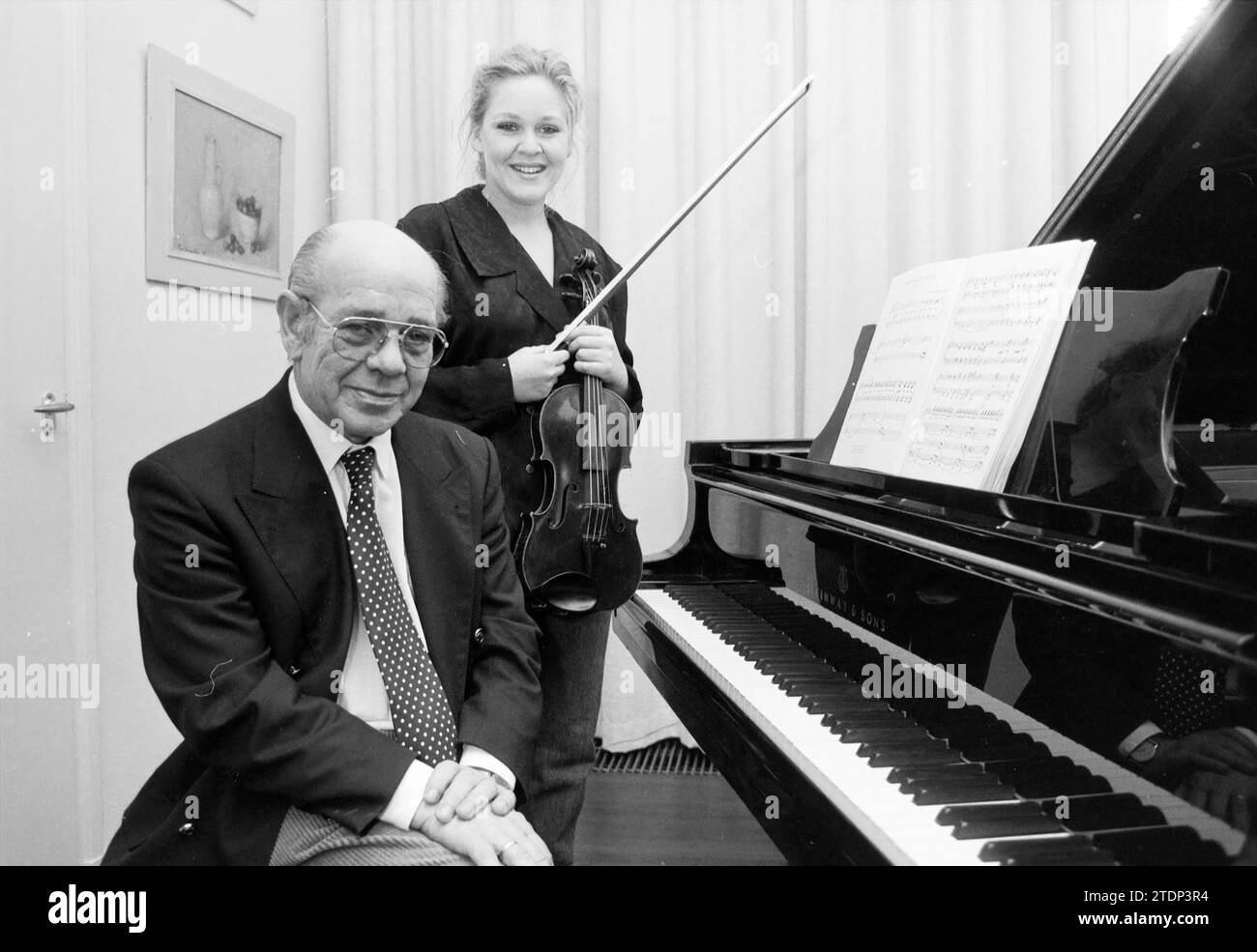 De Groot con la figlia Haarlem, Paesi Bassi, 12-11-1991, Whizgle News from the Past, su misura per il futuro. Esplora le narrazioni storiche, l'immagine dell'agenzia olandese olandese con una prospettiva moderna, colmando il divario tra gli eventi di ieri e quelli di domani. Un viaggio senza tempo che delinea le storie che plasmano il nostro futuro Foto Stock