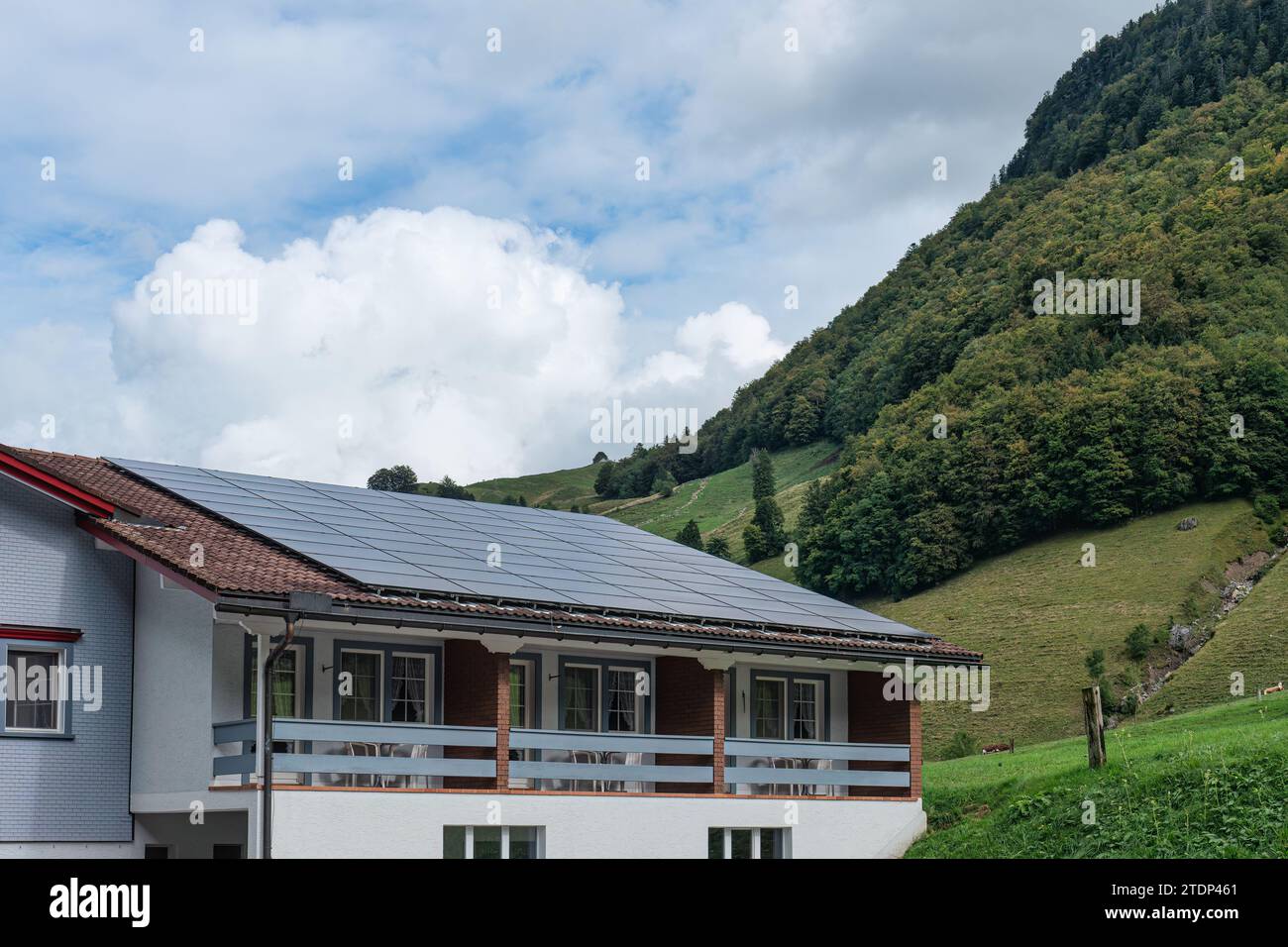 Pannelli solari, cella solare fotovoltaica installata sul tetto dell'hotel, in collina e cielo blu Foto Stock