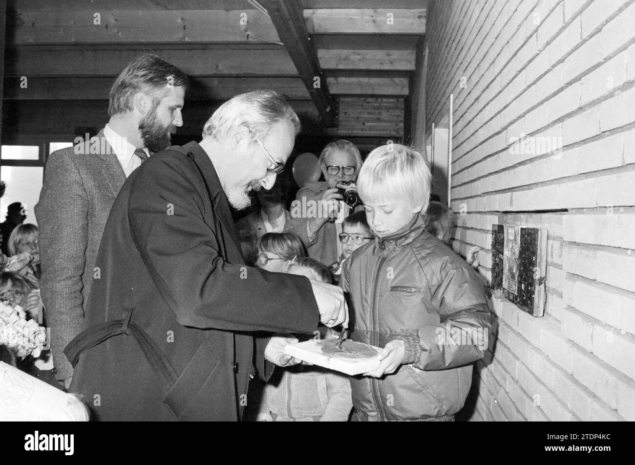 First Stone School al Dorpsduinen, Wijk aan Zee, First Stone, Schools, Wijk aan Zee, 28-10-1981, Whizgle News from the Past, su misura per il futuro. Esplora le narrazioni storiche, l'immagine dell'agenzia olandese olandese con una prospettiva moderna, colmando il divario tra gli eventi di ieri e quelli di domani. Un viaggio senza tempo che delinea le storie che plasmano il nostro futuro Foto Stock