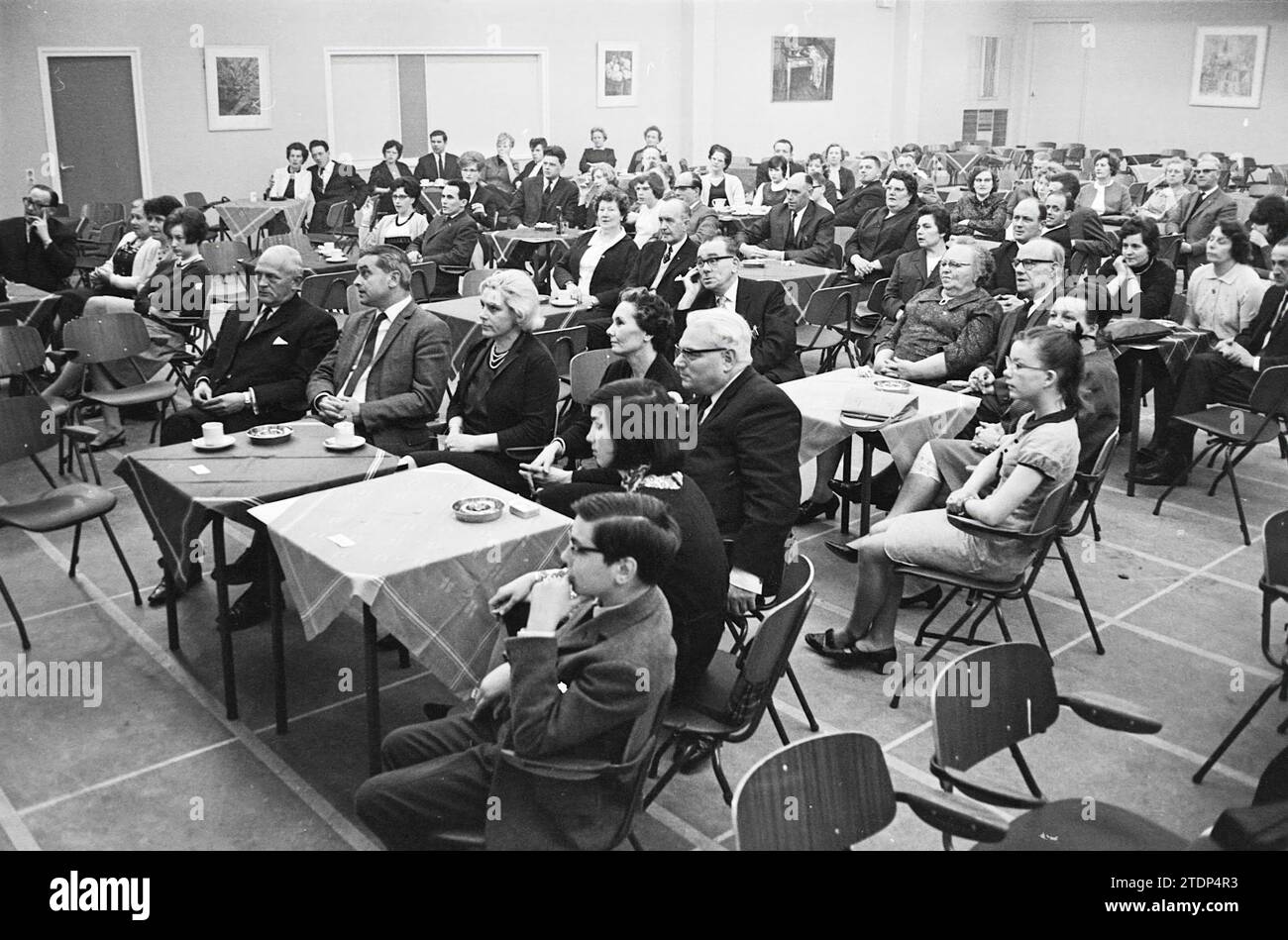 Ria Valk con la chitarra Andre Meurs, Cabaret, 13-04-1966, Whizgle News from the Past, su misura per il futuro. Esplora le narrazioni storiche, l'immagine dell'agenzia olandese olandese con una prospettiva moderna, colmando il divario tra gli eventi di ieri e quelli di domani. Un viaggio senza tempo che delinea le storie che plasmano il nostro futuro Foto Stock