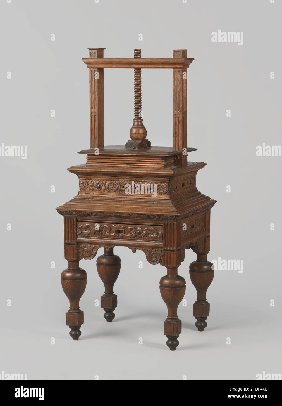 Pers, Anonymous, 1600 - 1650 Press by Oak, sul telaio con vasi che indossano case scansionate. Il telaio con cassetto ha delle regole e una cornice profilata, decorata con foglie di vitello con alette e in corrispondenza dei pezzi di supporto della voluta inferiore. I modelli di impalcatura a canaletto sono su un piedistallo con cassetto, decorato con foglie a vite, e sono coronati da vasi contorti. Il perno termina in un pisello a forma di pera, attraverso il quale passa la banda, e in un pezzo di supporto decorato. La stampa ha sei riviste. Legno dei Paesi Bassi settentrionali (materiale vegetale). quercia (legno). ebano (legno). elm (legno) premere per quercia, sul telaio con V Foto Stock