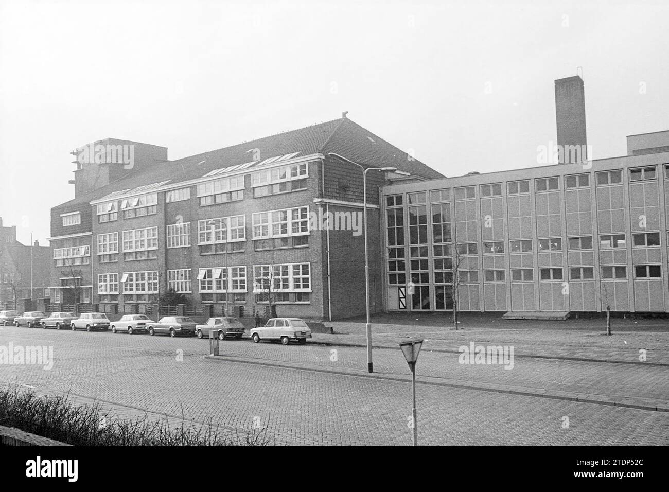 Grande edificio scolastico classico con nuova estensione, Whizgle News from the Past, su misura per il futuro. Esplora le narrazioni storiche, l'immagine dell'agenzia olandese olandese con una prospettiva moderna, colmando il divario tra gli eventi di ieri e quelli di domani. Un viaggio senza tempo che delinea le storie che plasmano il nostro futuro Foto Stock