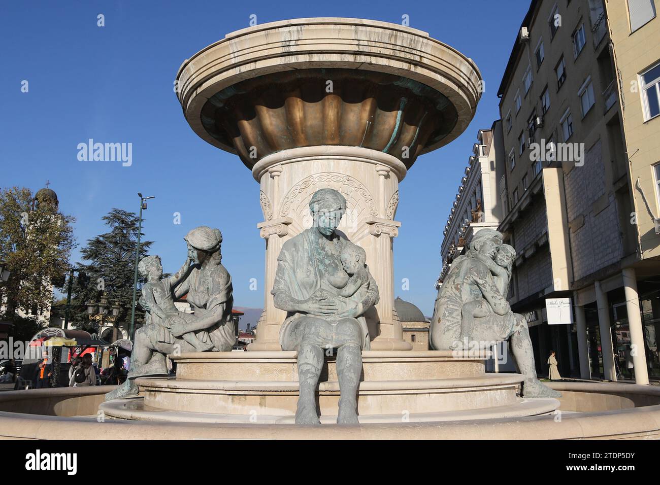La fontana delle madri di Macedonia, nota anche come Fontana Olimpia, madre di Alessandro III di Macedonia, che si trova a Skopje, in Macedonia. Foto Stock