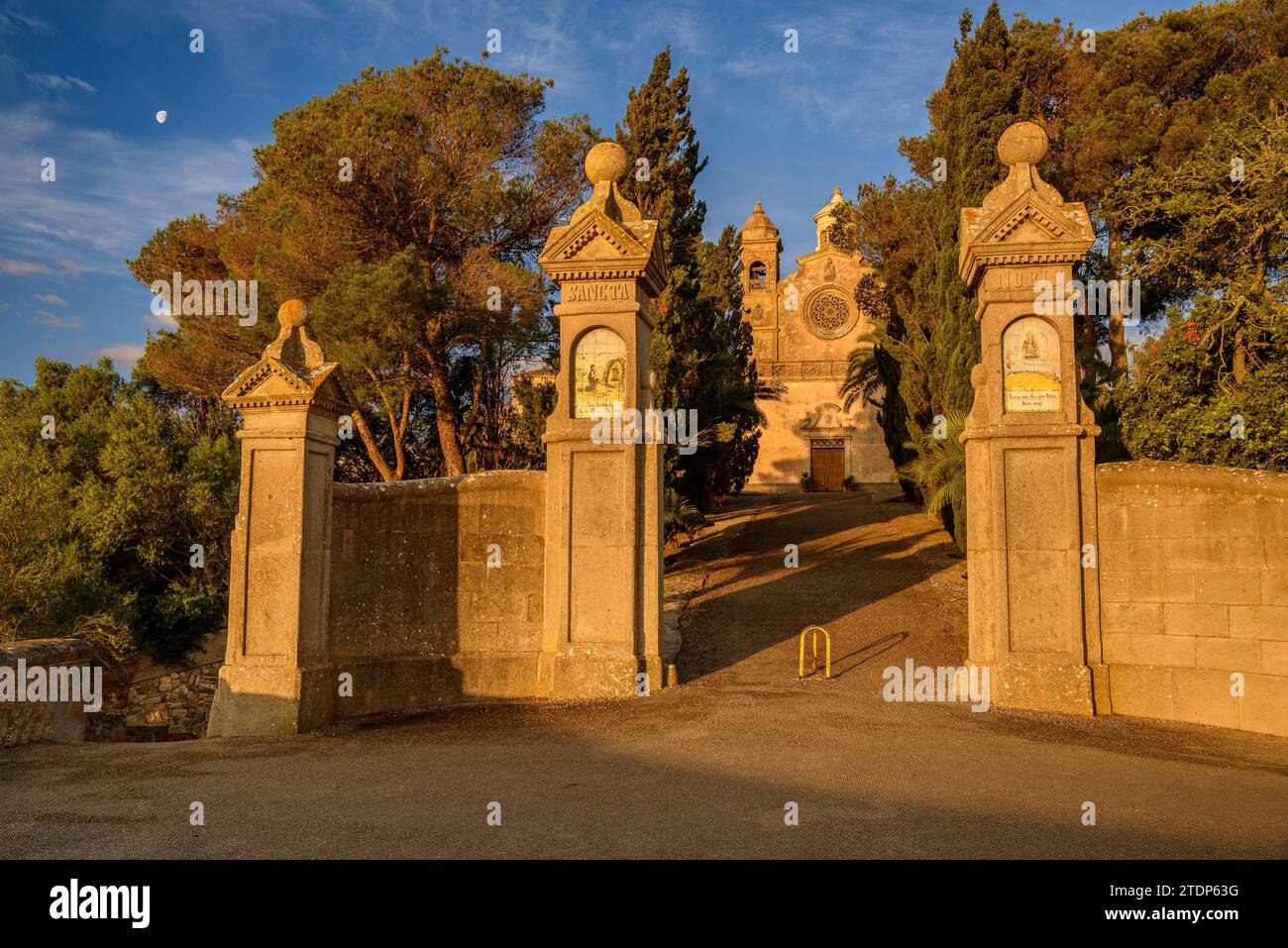 Porte di accesso al santuario di Bonany all'alba (Maiorca, Isole Baleari, Spagna) ESP: Puertas de acceso al santuario de Bonany al amanecer España Foto Stock