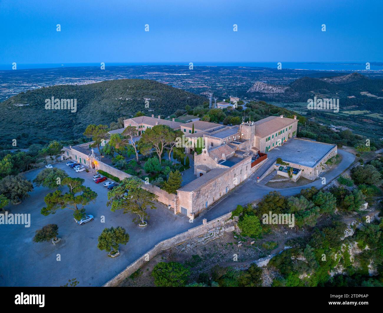 Vista aerea all'alba sul santuario di cura, sulla cima del Puig de Randa (Algaida, Maiorca, Isole Baleari, Spagna) Foto Stock