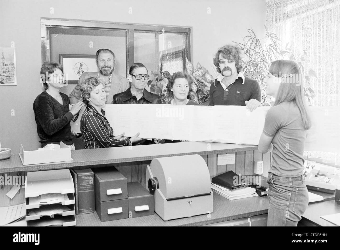 Consegna di truciolato, residenti di Molenwijk, consegna e trasferimenti, 19-07-1978, Whizgle News from the Past, su misura per il futuro. Esplora le narrazioni storiche, l'immagine dell'agenzia olandese olandese con una prospettiva moderna, colmando il divario tra gli eventi di ieri e quelli di domani. Un viaggio senza tempo che delinea le storie che plasmano il nostro futuro Foto Stock Consegna di truciolato, residenti di Molenwijk, consegna e trasferimenti, 19-07-1978, Whizgle News from the Past, su misura per il futuro. Esplora le narrazioni storiche, l'immagine dell'agenzia olandese olandese con una prospettiva moderna, colmando il divario tra gli eventi di ieri e quelli di domani. Un viaggio senza tempo che delinea le storie che plasmano il nostro futuro Foto Stock