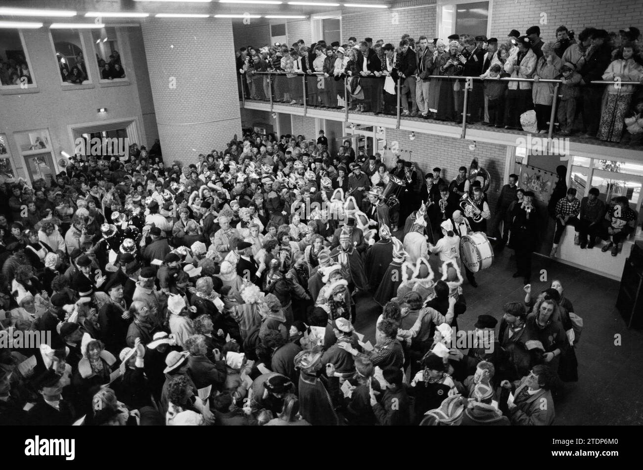 Matrimonio a Noordwijkerhout in un'atmosfera carnevalesca con il tema "matrimonio contadino", Noordwijkerhout, 26-02-1990, Whizgle News from the Past, su misura per il futuro. Esplora le narrazioni storiche, l'immagine dell'agenzia olandese olandese con una prospettiva moderna, colmando il divario tra gli eventi di ieri e quelli di domani. Un viaggio senza tempo che delinea le storie che plasmano il nostro futuro Foto Stock