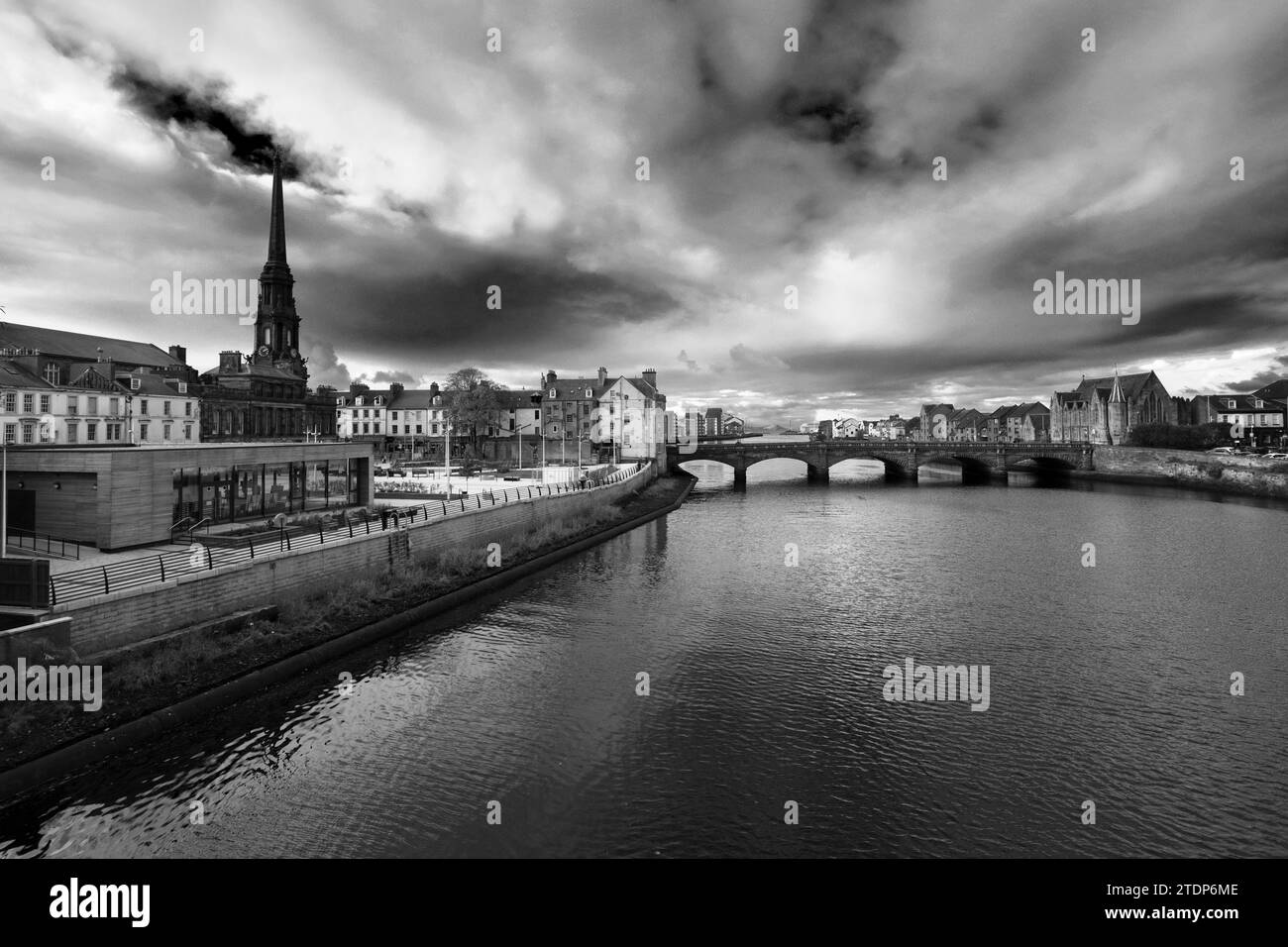 Vista del nuovo Ponte sul fiume Ayr, città di Ayr, South Ayrshire, Scozia, Regno Unito Foto Stock