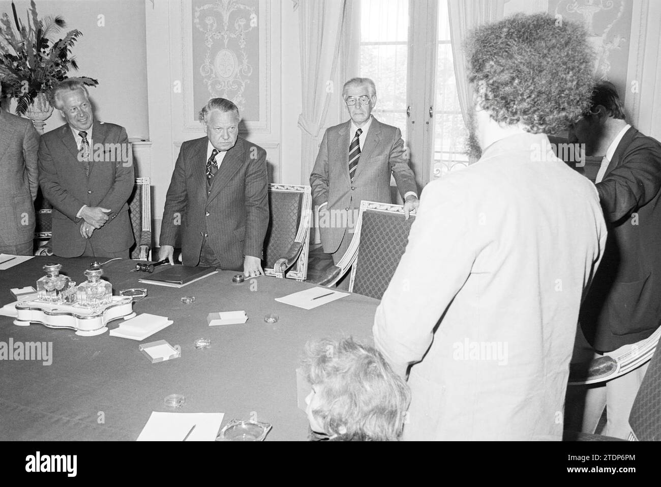 Provinciale di dimostrazione contro il deposito di munizioni Wieringermeer e Bergen, dimostrazione, Prov. Stati Uniti, Prov. Gestione dell'acqua, Provincial House, 24-05-1976, Whizgle News from the Past, su misura per il futuro. Esplora le narrazioni storiche, l'immagine dell'agenzia olandese olandese con una prospettiva moderna, colmando il divario tra gli eventi di ieri e quelli di domani. Un viaggio senza tempo che delinea le storie che plasmano il nostro futuro Foto Stock