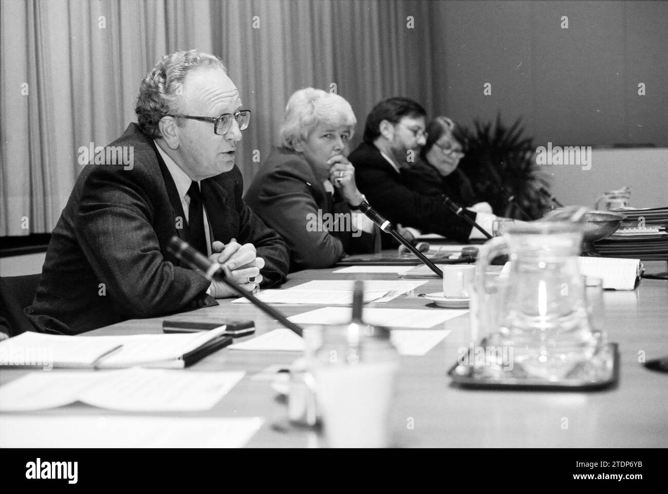 Il Commissario della regina nell'Olanda settentrionale Jos van Kenemade al consiglio comunale di Velsen a IJmuiden. Accanto a Van Kenemade (all'estrema sinistra) si trova il sindaco Van Dok-van Weele., IJmuiden, Plein 1945, Paesi Bassi, 24-02-1993, Whizgle News dal passato, su misura per il futuro. Esplora le narrazioni storiche, l'immagine dell'agenzia olandese olandese con una prospettiva moderna, colmando il divario tra gli eventi di ieri e quelli di domani. Un viaggio senza tempo che delinea le storie che plasmano il nostro futuro Foto Stock