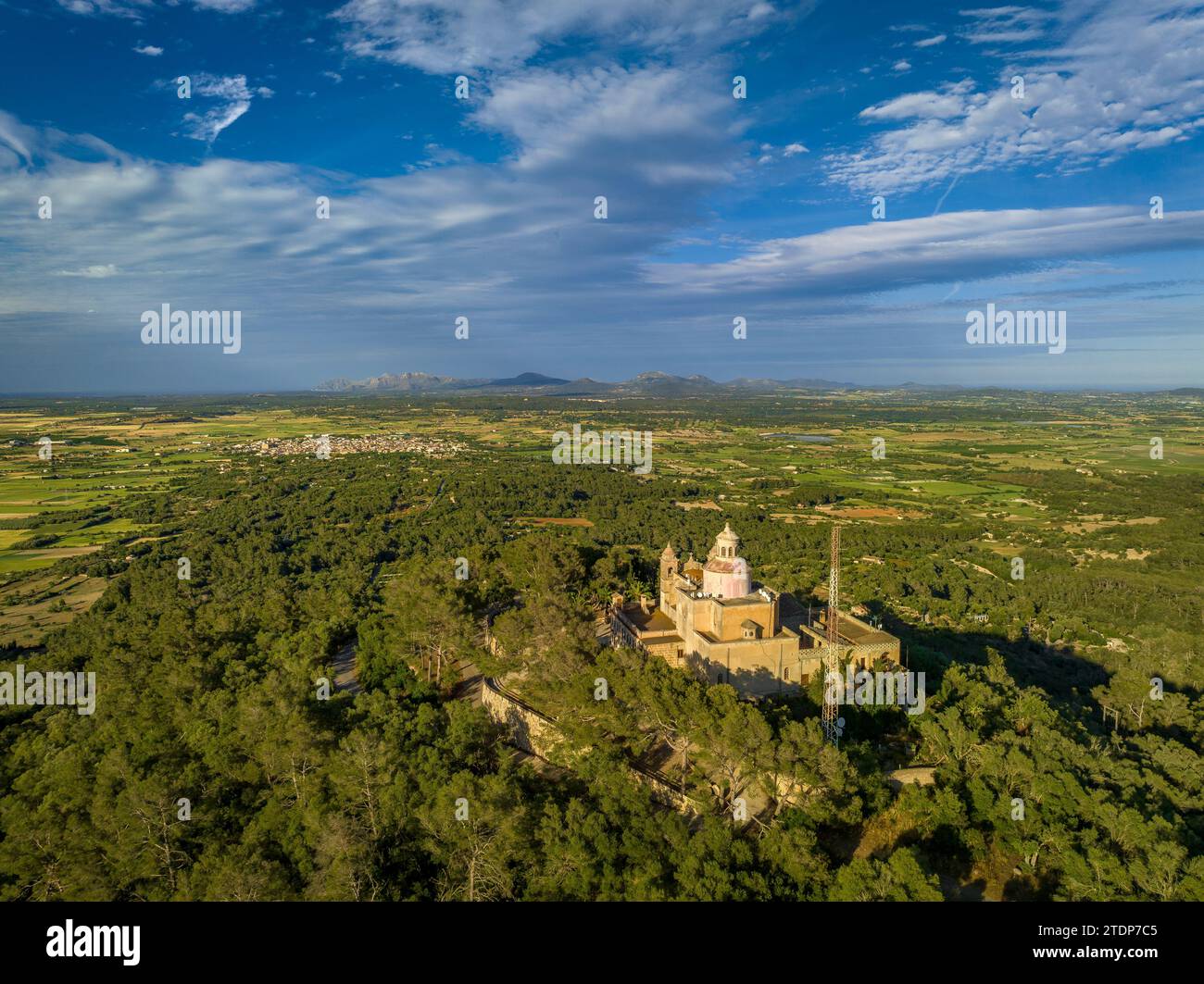 Vista aerea dal santuario di Bonany verso la parte settentrionale della regione di Pla de Mallorca in un pomeriggio primaverile Maiorca Isole Baleari Spagna Foto Stock