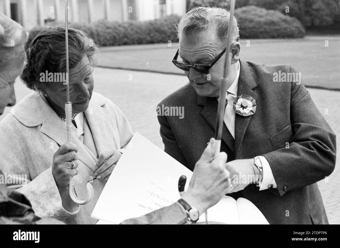 Sfilata di anziani provenienti da vari luoghi nei Paesi Bassi per la regina Giuliana al Palazzo Soestdijk., Baarn, 05-07-1960, Whizgle News from the Past, su misura per il futuro. Esplora le narrazioni storiche, l'immagine dell'agenzia olandese olandese con una prospettiva moderna, colmando il divario tra gli eventi di ieri e quelli di domani. Un viaggio senza tempo che delinea le storie che plasmano il nostro futuro Foto Stock
