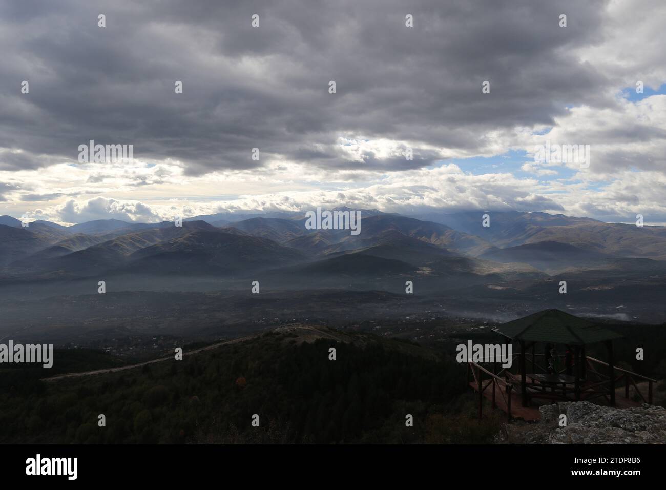 Vista dal monte Vodno, una montagna della Macedonia del Nord. Si trova nella parte settentrionale del paese, a sud-ovest della capitale Skopje. Il punto più alto della montagna è il picco Krstovar, su 1066 metri e il submontano su 337 metri (il Vodno medio è su 557 metri). Nel 2002, sul picco di Krstovar fu costruita la Millennium Cross, una delle più grandi croci cristiane del mondo. Foto Stock