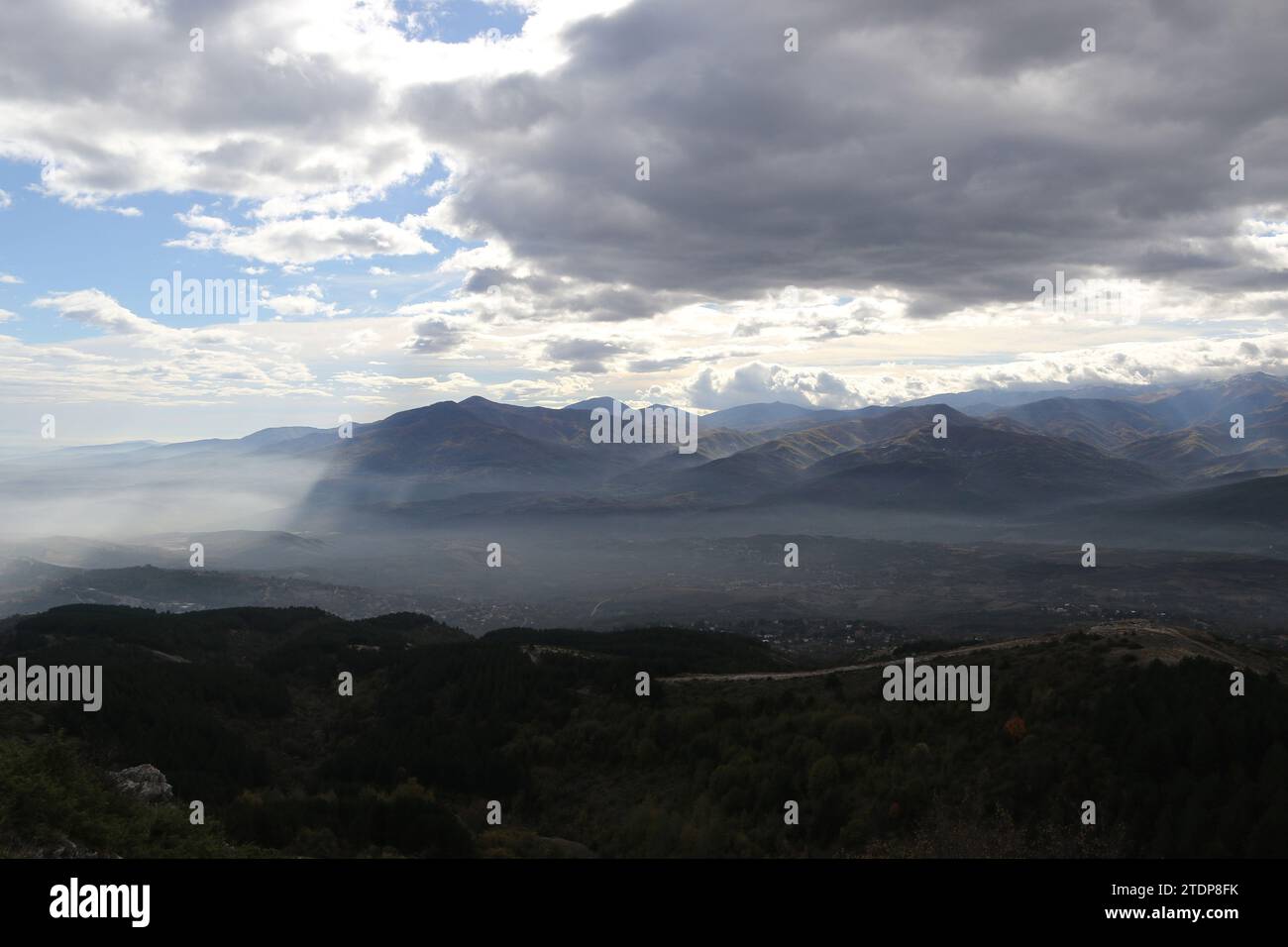 Vista dal monte Vodno, una montagna della Macedonia del Nord. Si trova nella parte settentrionale del paese, a sud-ovest della capitale Skopje. Il punto più alto della montagna è il picco Krstovar, su 1066 metri e il submontano su 337 metri (il Vodno medio è su 557 metri). Nel 2002, sul picco di Krstovar fu costruita la Millennium Cross, una delle più grandi croci cristiane del mondo. Foto Stock