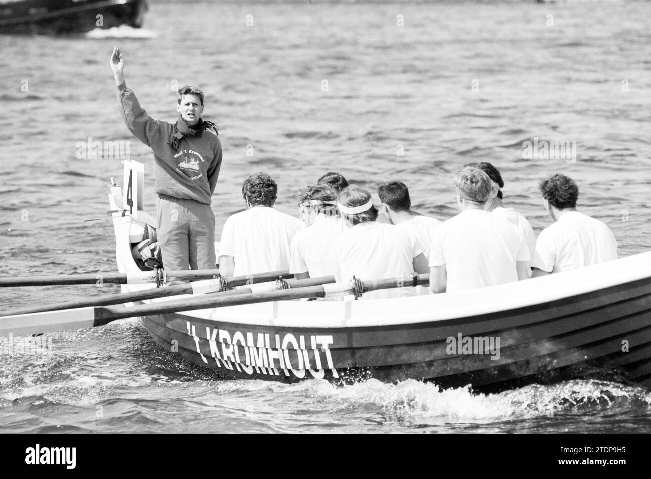 Gara di canottaggio di 16 km a IJmuiden, IJmuiden, Paesi Bassi, 24-04-1992, Whizgle News from the Past, su misura per il futuro. Esplora le narrazioni storiche, l'immagine dell'agenzia olandese olandese con una prospettiva moderna, colmando il divario tra gli eventi di ieri e quelli di domani. Un viaggio senza tempo che delinea le storie che plasmano il nostro futuro Foto Stock