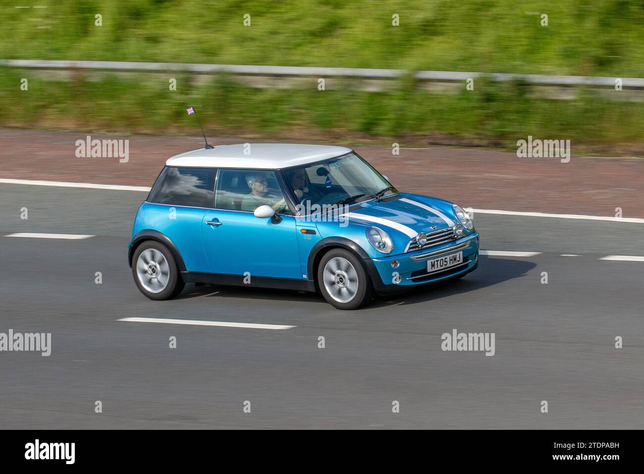 2005 Mini Cooper Blue Car 5 porte benzina 1598 cc Foto Stock