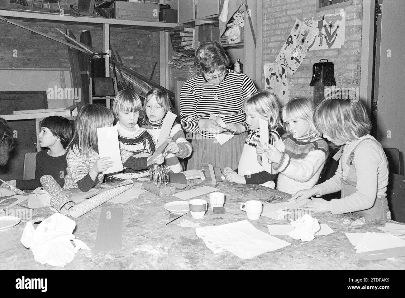 Gruppo di bambini che praticano artigianato nel centro giovanile riformato, Heemstede, Heemstede, Paesi Bassi, 09-02-1978, Whizgle News dal passato, su misura per il futuro. Esplora le narrazioni storiche, l'immagine dell'agenzia olandese olandese con una prospettiva moderna, colmando il divario tra gli eventi di ieri e quelli di domani. Un viaggio senza tempo che delinea le storie che plasmano il nostro futuro Foto Stock Gruppo di bambini che praticano artigianato nel centro giovanile riformato, Heemstede, Heemstede, Paesi Bassi, 09-02-1978, Whizgle News dal passato, su misura per il futuro. Esplora le narrazioni storiche, l'immagine dell'agenzia olandese olandese con una prospettiva moderna, colmando il divario tra gli eventi di ieri e quelli di domani. Un viaggio senza tempo che delinea le storie che plasmano il nostro futuro Foto Stock