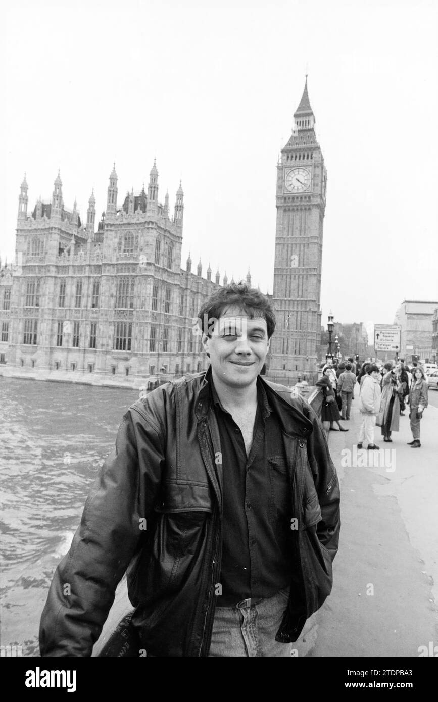 Vari paesaggi urbani, Londra, Inghilterra, Londen, Verenigd Koninkrijk, 19-04-1988, Whizgle News from the Past, su misura per il futuro. Esplora le narrazioni storiche, l'immagine dell'agenzia olandese olandese con una prospettiva moderna, colmando il divario tra gli eventi di ieri e quelli di domani. Un viaggio senza tempo che delinea le storie che plasmano il nostro futuro Foto Stock