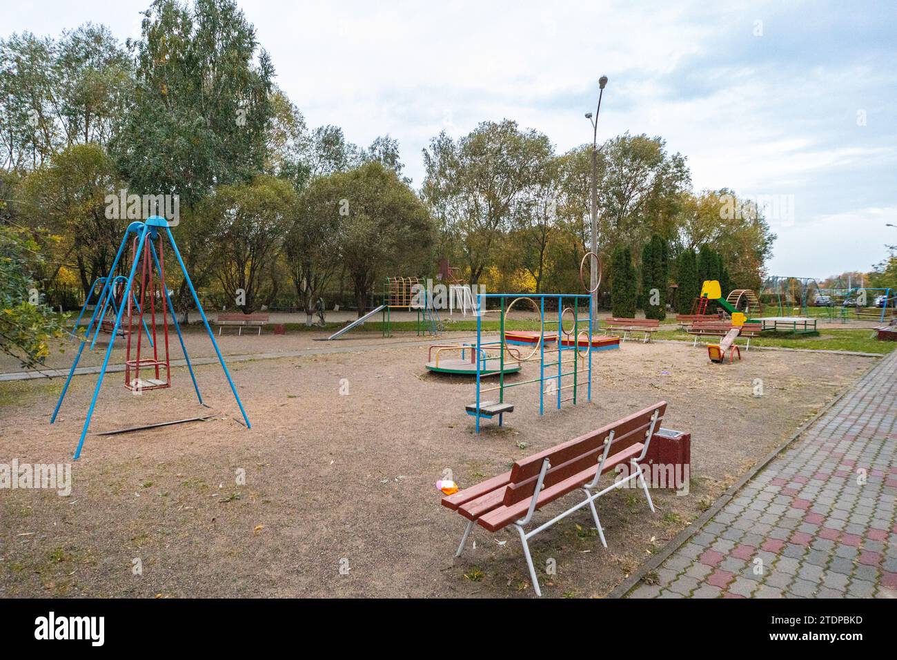 Parco giochi per bambini in un cortile di un condominio Foto Stock