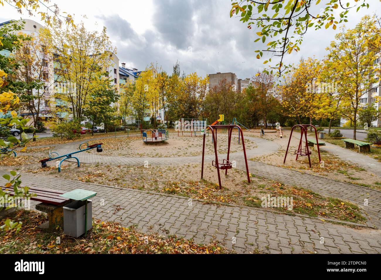 Parco giochi per bambini in un cortile di un condominio Foto Stock